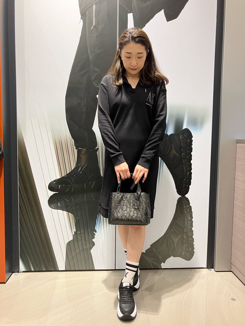 「AXchanger、AXchange、armaniexchange、ARMANIEXCHANGE、ARMANIworld、WelcomeARMANI、アルマーニエクスチェンジ、高身長女子、スウェットワンピース、フーディー、ブラック、ワンピース、おでかけコーデ、シンプルコーデ、スニーカー」｜「ARMANI EXCHANGEの【A|Xアルマーニ エクスチェンジ】A|Xロゴソックス（2足セット）（ソックス/靴下、ブラック系）」を使った、Iku.Yさん（レディース・168cm）の冬コーディネートの1枚目の写真