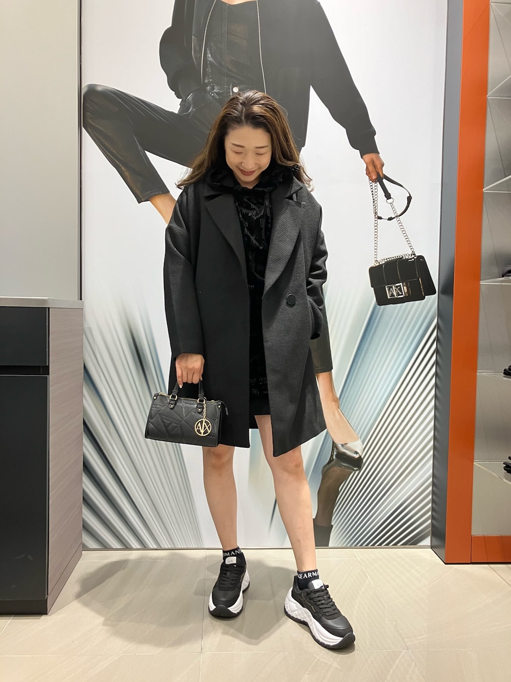 「休日スタイル、ラフコーデ、アルマーニエクスチェンジ、AXchanger、AXchange、armaniexchange、ARMANIEXCHANGE、ARMANIworld、WelcomeARMANI、高身長女子、ベロア、フード、ワンピース、スニーカー、ウールコート」｜「ARMANI EXCHANGEの【A|X アルマーニ エクスチェンジ】モノグラムロゴ　ミニバッグ（ハンドバッグ、ブラック系）」を使った、Iku.Yさん（レディース・168cm）の冬コーディネートの1枚目の写真