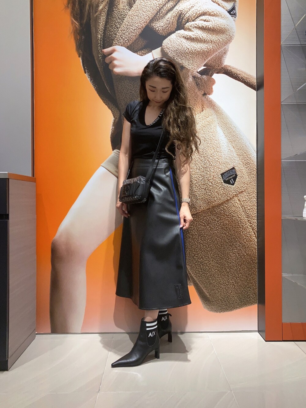 「AXchanger、AXchange、armaniexchange、ARMANIEXCHANGE、ARMANIworld、WelcomeARMANI、アルマーニエクスチェンジ、高身長女子、高身長コーデ、秋コーデ、大人コーデ、きれいめカジュアル、ロングスカート、モノトーン、フェイクレザー」｜「ARMANI EXCHANGEの【A|X アルマーニ エクスチェンジ】A|Xロゴ　ソックスブーツ（ブーツ、ブラック系）」を使った、Iku.Yさん（レディース・168cm）の夏コーディネートの1枚目の写真
