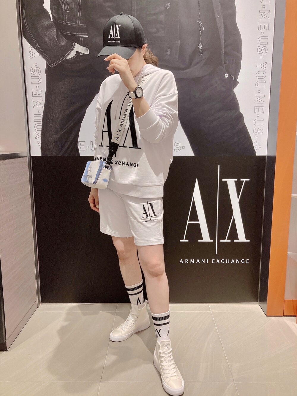 「AXchanger、AXchange、アルマーニエクスチェンジ、シンプルコーデ、カジュアルコーデ、セットアップ、ホワイトコーデ、リラックススタイル、高身長女子、高身長コーデ、スウェット、パンツスタイル、クロスボディバッグ、リンクコーデ、キャップ」｜「ARMANI EXCHANGEの【A|X アルマーニ エクスチェンジ】ICON スウェットパーカ（パーカー、ホワイト系）」を使った、Iku.Yさん（レディース・168cm）の春コーディネートの1枚目の写真