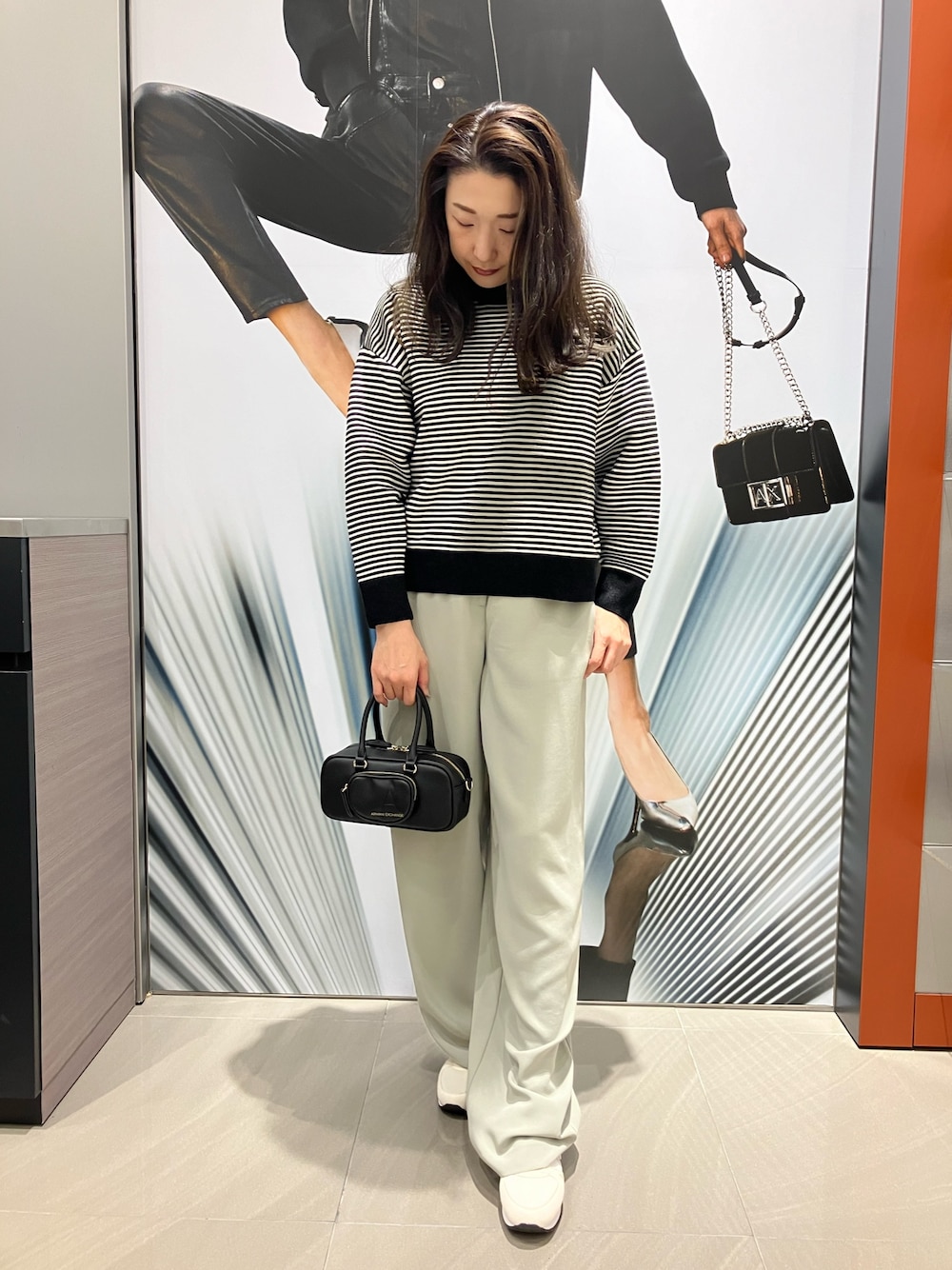 「AXchanger、AXchange、armaniexchange、ARMANIEXCHANGE、ARMANIworld、WelcomeARMANI、アルマーニエクスチェンジ、高身長女子、ボーダー、ピスタチオ、秋服、休日スタイル、パンツコーデ、小さめバック、スニーカー」｜「ARMANI EXCHANGEの【A|X アルマーニ エクスチェンジ】AL ワイドパンツ（スラックス、グレー系）」を使った、Iku.Yさん（レディース・168cm）の秋コーディネートの1枚目の写真