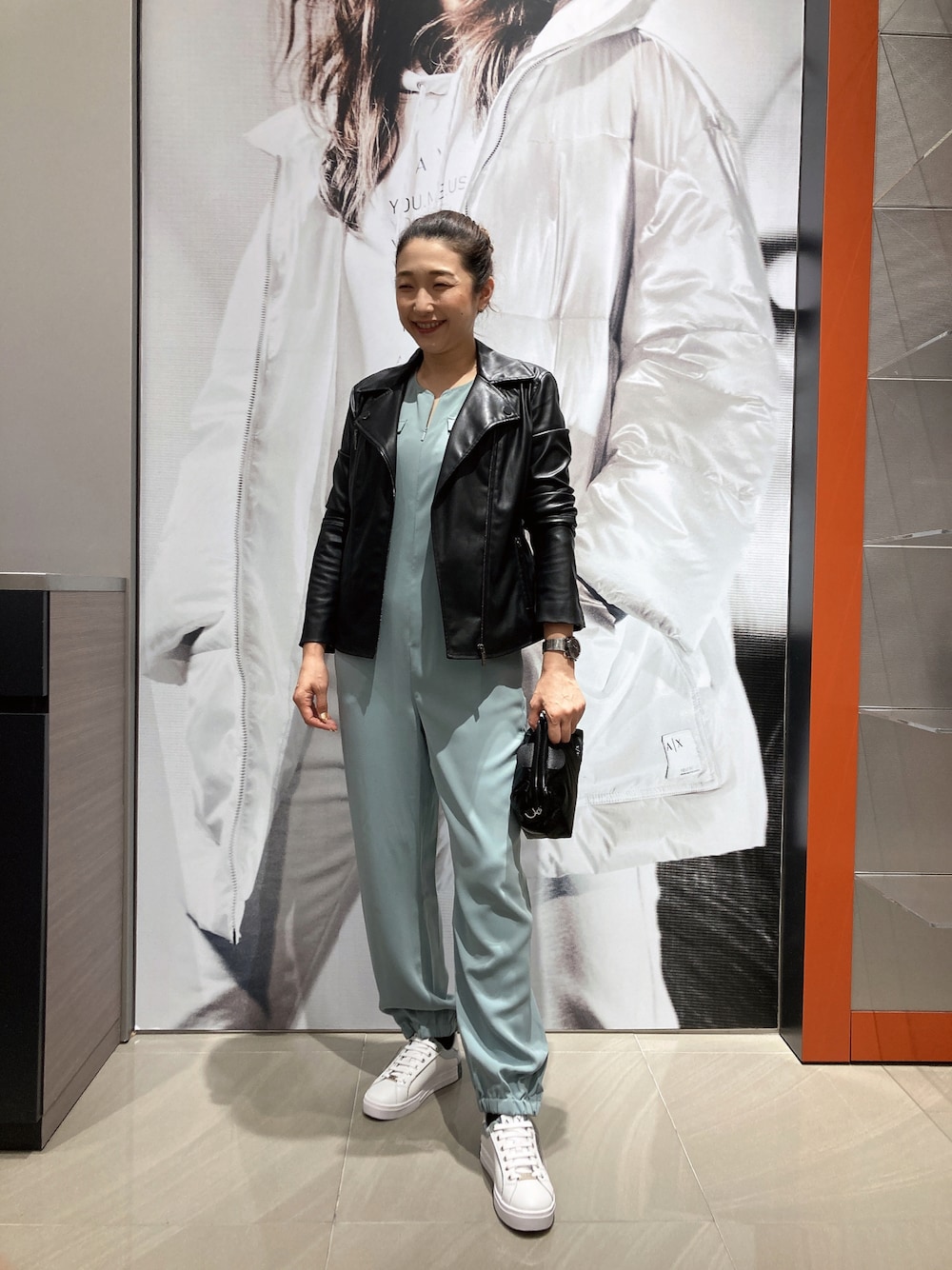 「AXchanger、AXchange、armaniexchange、ARMANIEXCHANGE、アルマーニエクスチェンジ、高身長女子、高身長コーデ、秋服コーデ、オトナカジュアル、ブルー、グリーン、楽チンコーデ、オールインワン、ライダース、お出かけコーデ」｜「ARMANI EXCHANGEの【A|X アルマーニ エクスチェンジ】カラーブロック　レースアップシューズ（スニーカー、ブルー系）」を使った、Iku.Yさん（レディース・168cm）の秋コーディネートの1枚目の写真