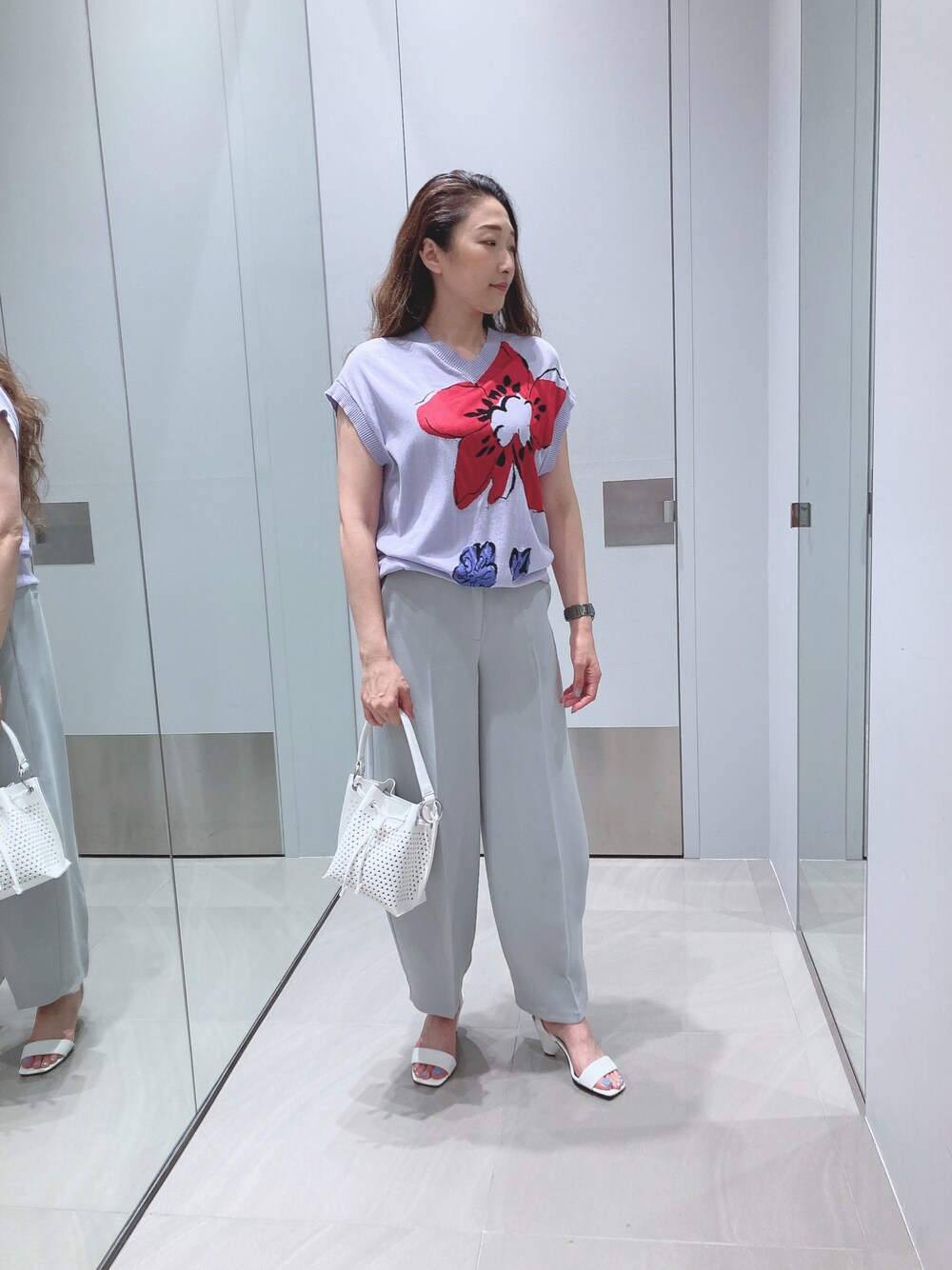 「AXchanger、AXchange、アルマーニエクスチェンジ、高身長女子、高身長コーデ、オトナカワイイ、シンプルコーデ、春夏コーデ、オトナ女子、オトナカジュアル、パープル、ベスト、あわいろコーデ、ワイドパンツ、ミニバッグ」｜「ARMANI EXCHANGEの【A|X アルマーニ エクスチェンジ】フローラルプリント フレンチスリーブニットトップ（ニット/セーター、パープル系）」を使った、Iku.Yさん（レディース・168cm）の夏コーディネートの1枚目の写真
