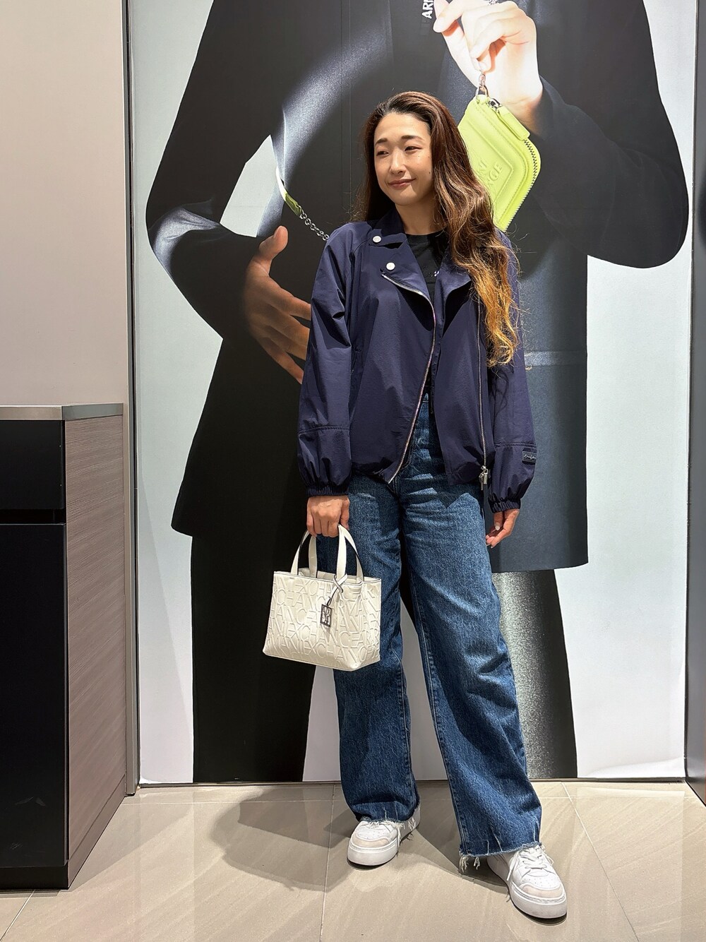 「AXchanger、AXchange、armaniexchange、ARMANIEXCHANGE、ARMANIworld、WelcomeARMANI、アルマーニエクスチェンジ、高身長女子、高身長コーデ、春服コーデ、オトナカジュアル、白スニーカー、ネイビー、ホワイト、ワイドパンツ」｜「ARMANI EXCHANGEの【A|X アルマーニ エクスチェンジ】レースアップスニーカー（スニーカー、ホワイト系）」を使った、Iku.Yさん（レディース・168cm）の春コーディネートの1枚目の写真