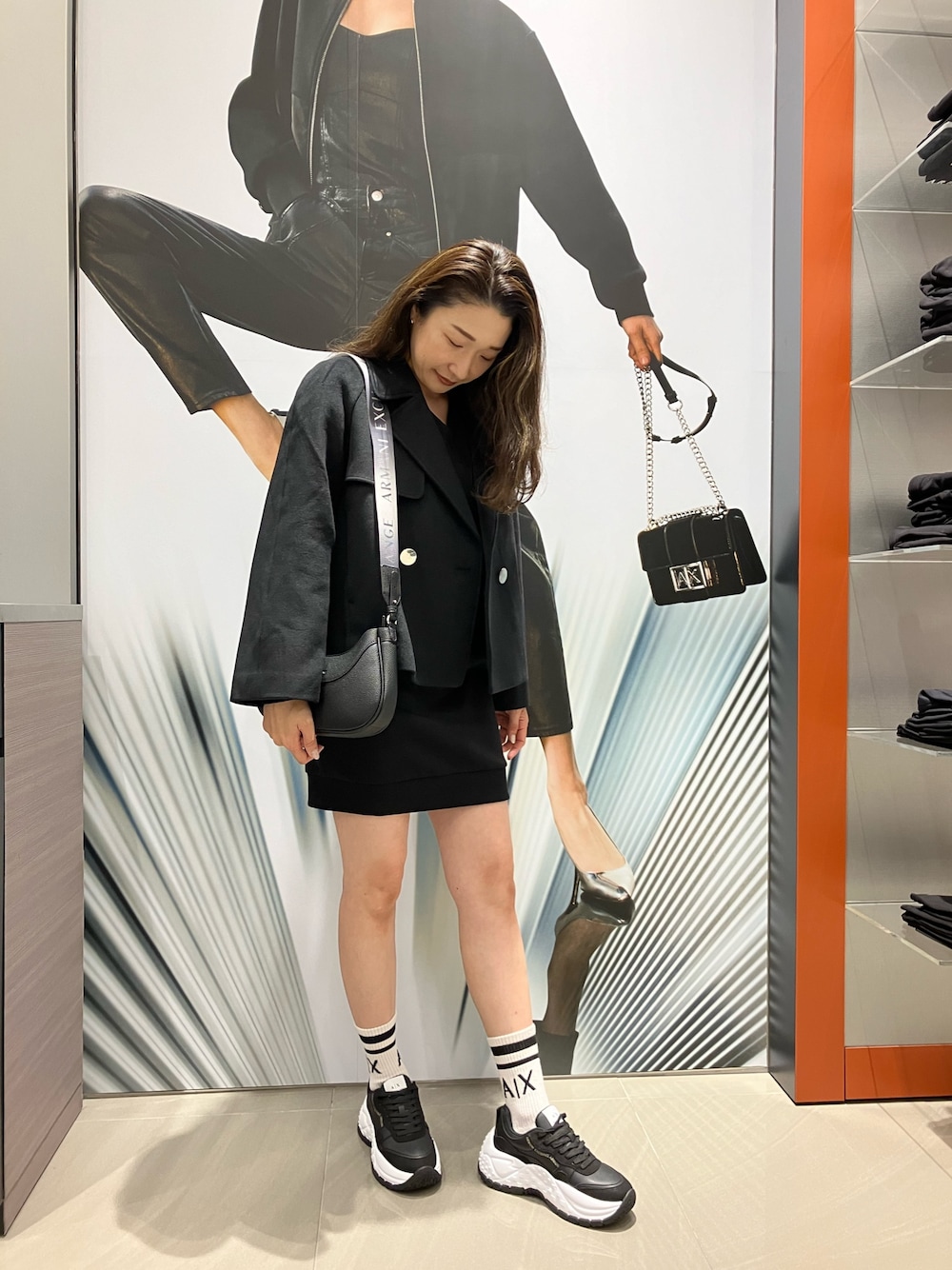 「armaniexchange、ARMANIEXCHANGE、ARMANIworld、WelcomeARMANI、AXchanger、AXchange、アルマーニエクスチェンジ、高身長女子、ブラック、ワンピース、ショート丈アウター、ウールジャケット、スニーカーコーデ、ミニバッグ、大人カジュアル」｜「ARMANI EXCHANGEの【A|X アルマーニ エクスチェンジ】AL ストレッチダブルニット　長袖Vネックワンピース（EC限定カラー含）（ワンピース、ブラック系）」を使った、Iku.Yさん（レディース・168cm）の冬コーディネートの1枚目の写真