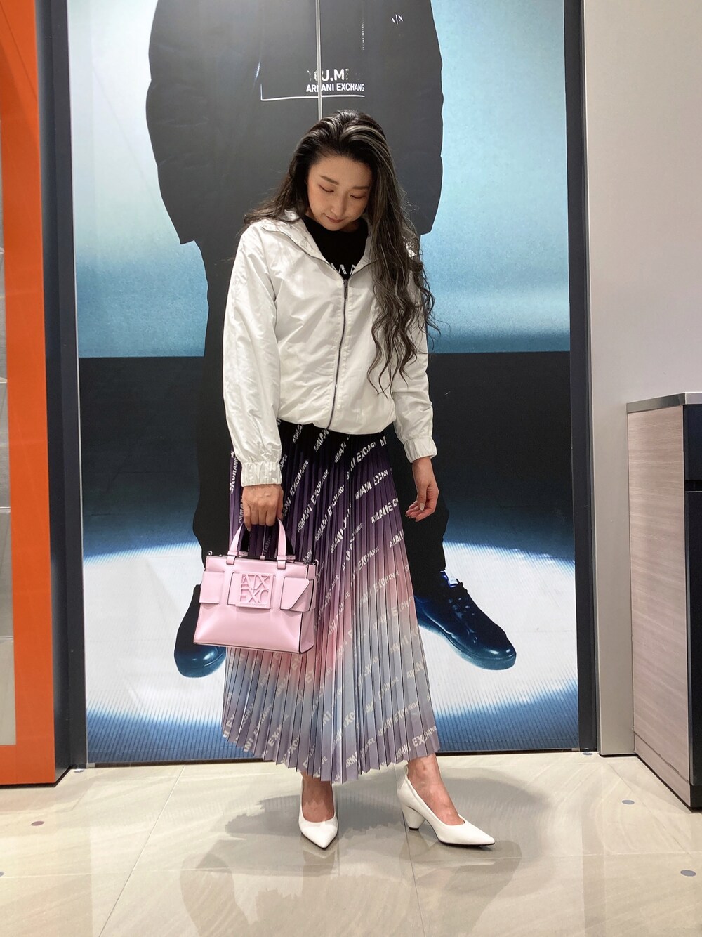 「AXchanger、AXchange、armaniexchange、ARMANIEXCHANGE、ARMANIworld、WelcomeARMANI、アルマーニエクスチェンジ、高身長女子、高身長コーデ、オトナカジュアル、ラクチンコーデ、おでかけコーデ、スカートコーデ、プリーツスカート、ナイロンジャケット」｜「ARMANI EXCHANGEの【A|X アルマーニ エクスチェンジ】トライアングルヒール　パンプス（パンプス、ホワイト系）」を使った、Iku.Yさん（レディース・168cm）の冬コーディネートの1枚目の写真