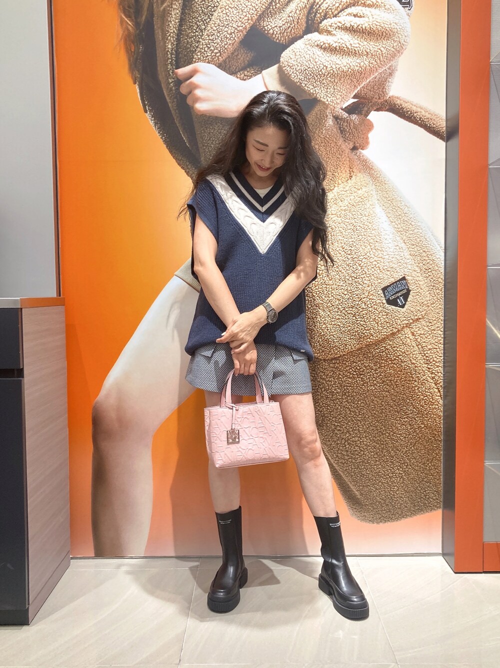 「AXchanger、AXchange、armaniexchange、ARMANIEXCHANGE、ARMANIworld、WelcomeARMANI、アルマーニエクスチェンジ、高身長女子、高身長コーデ、ニットベスト、ミニスカート、休日スタイル、トートバッグ、ビッグシルエット、韓国ファッション」｜「ARMANI EXCHANGEの【A|X アルマーニ エクスチェンジ】サイドゴアブーツ（ブーツ、ブラック系）」を使った、Iku.Yさん（レディース・168cm）の秋コーディネートの1枚目の写真