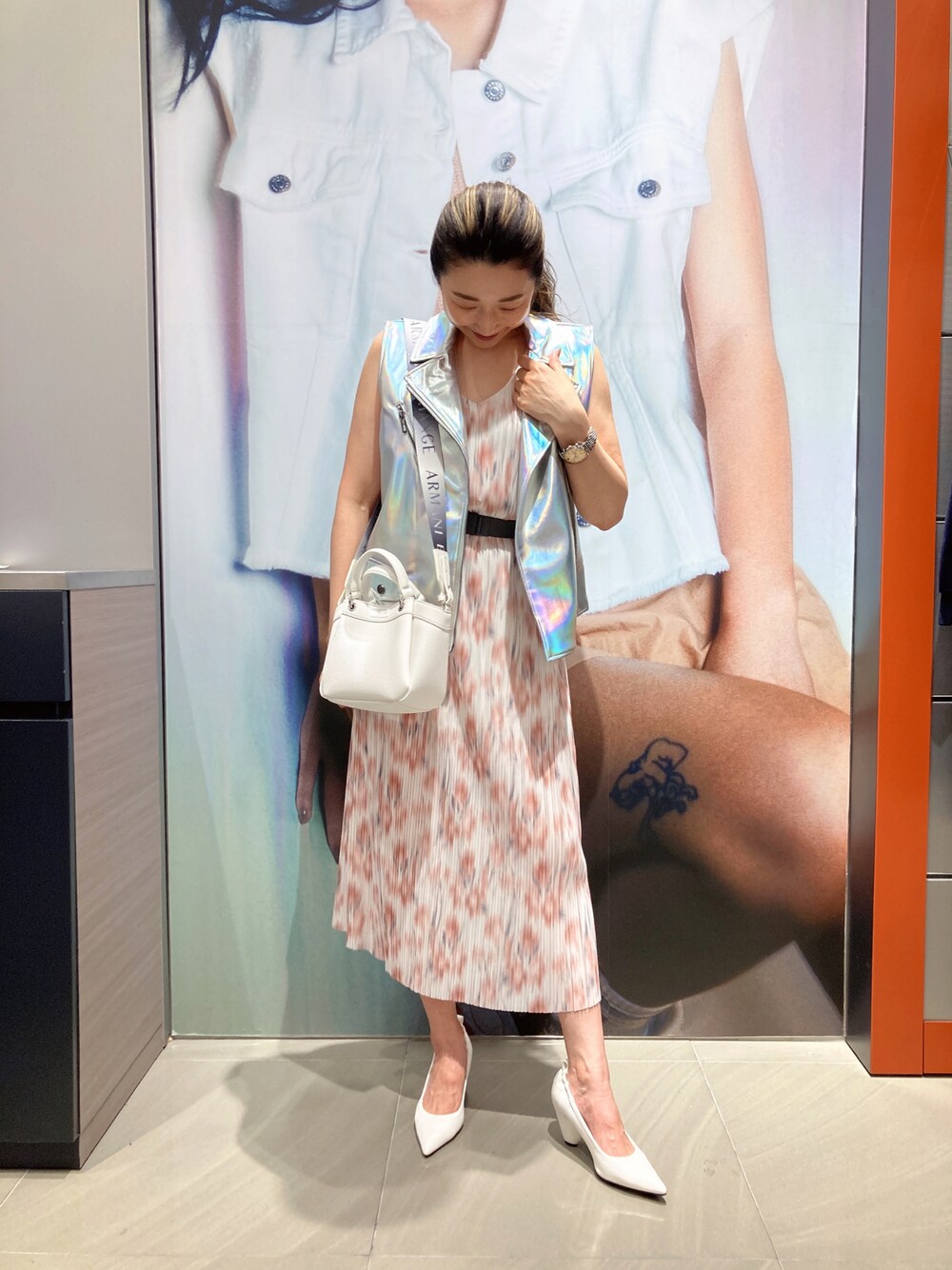 「AXchanger、AXchange、armaniexchange、ARMANIEXCHANGE、ARMANIworld、WelcomeARMANI、アルマーニエクスチェンジ、高身長女子、高身長コーデ、休日コーデ、きれいめカジュアル、ワンピース、春カラー、シルバー、春コーデ」｜「ARMANI EXCHANGEの【A|X アルマーニ エクスチェンジ】トライアングルヒール　パンプス（パンプス、ホワイト系）」を使った、Iku.Yさん（レディース・168cm）の冬コーディネートの1枚目の写真