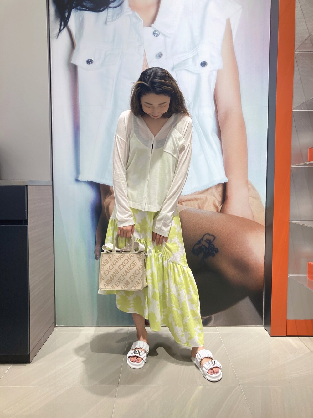 「AXchanger、AXchange、armaniexchange、ARMANIEXCHANGE、ARMANIworld、WelcomeARMANI、アルマーニエクスチェンジ、高身長女子、高身長コーデ、楽チンコーデ、初夏コーデ、アシンメトリー、キャミワンピ、休日コーデ、重ね着」｜「ARMANI EXCHANGEのアイテム（シューズ、ホワイト系）」を使った、Iku.Yさん（レディース・168cm）の春コーディネートの1枚目の写真