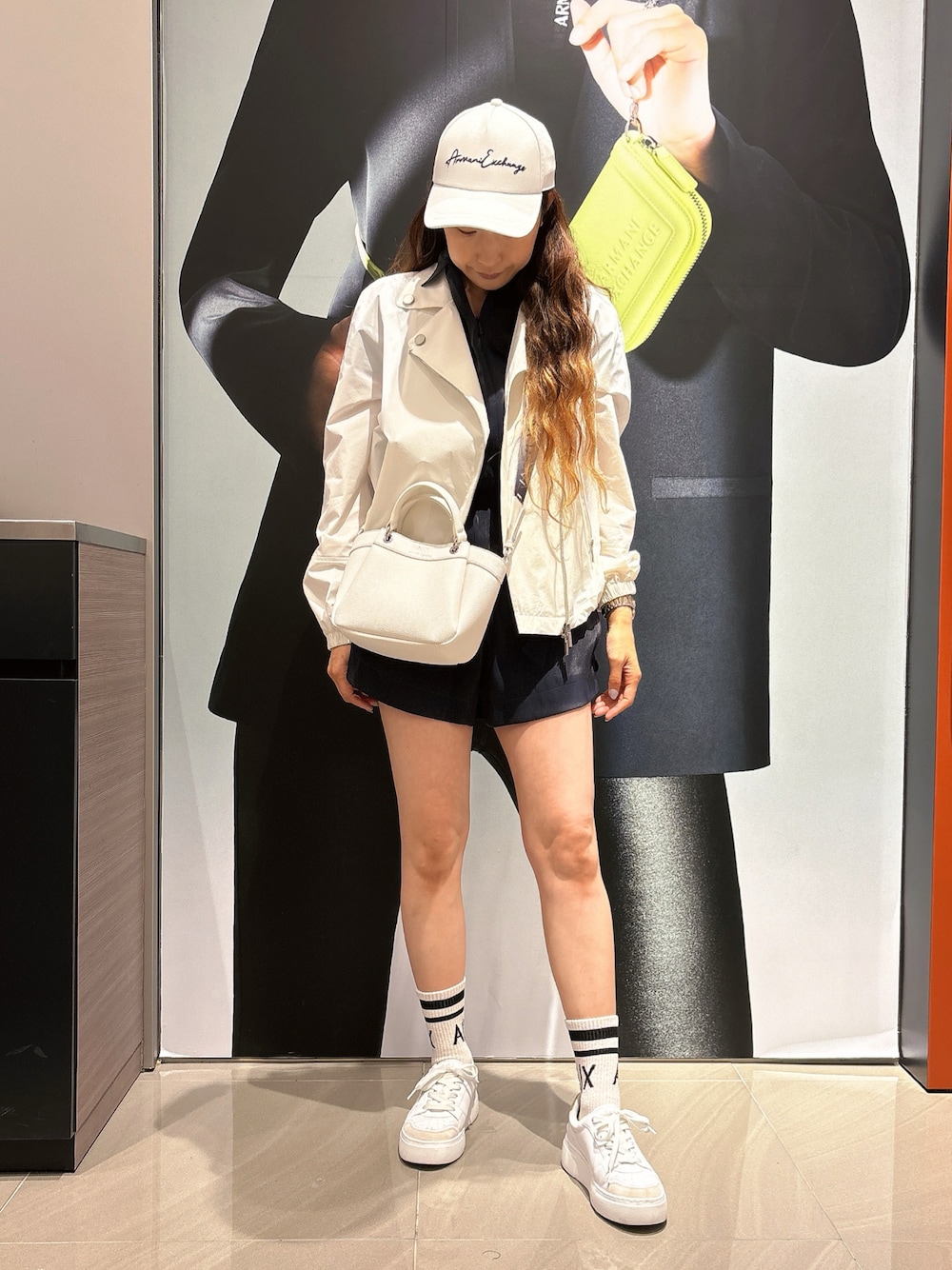 「AXchanger、AXchange、armaniexchange、ARMANIEXCHANGE、ARMANIworld、WelcomeARMANI、アルマーニエクスチェンジ、高身長女子、高身長コーデ、休日スタイル、お出かけコーデ、スニーカーコーデ、ストリート、キャップ、ソックス×スニーカー」｜「ARMANI EXCHANGEの【A|X アルマーニ エクスチェンジ】レースアップスニーカー（スニーカー、ホワイト系）」を使った、Iku.Yさん（レディース・168cm）の夏コーディネートの1枚目の写真