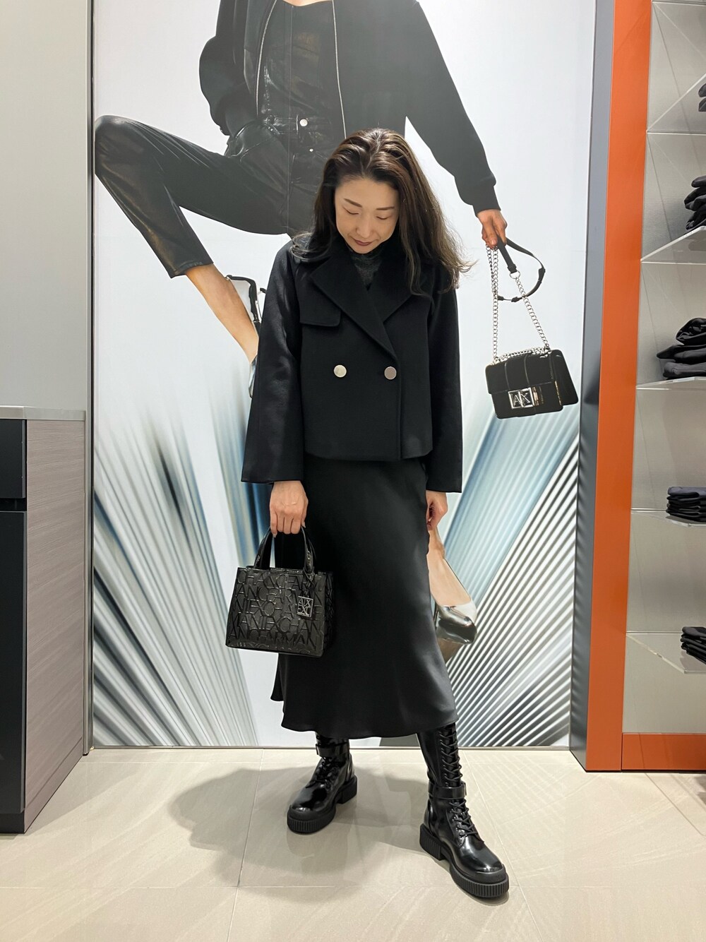 「AXchanger、AXchange、armaniexchange、ARMANIEXCHANGE、ARMANIworld、WelcomeARMANI、アルマーニエクスチェンジ、高身長女子、ショートアウター、ロングブーツ、ロングスカート、オールブラック、モノトーン、大人コーデ、おでかけコーデ」｜「ARMANI EXCHANGEの【A|X アルマーニ エクスチェンジ】AXロゴ　レースアップミディアムブーツ（ブーツ、ブラック系）」を使った、Iku.Yさん（レディース・168cm）の冬コーディネートの1枚目の写真