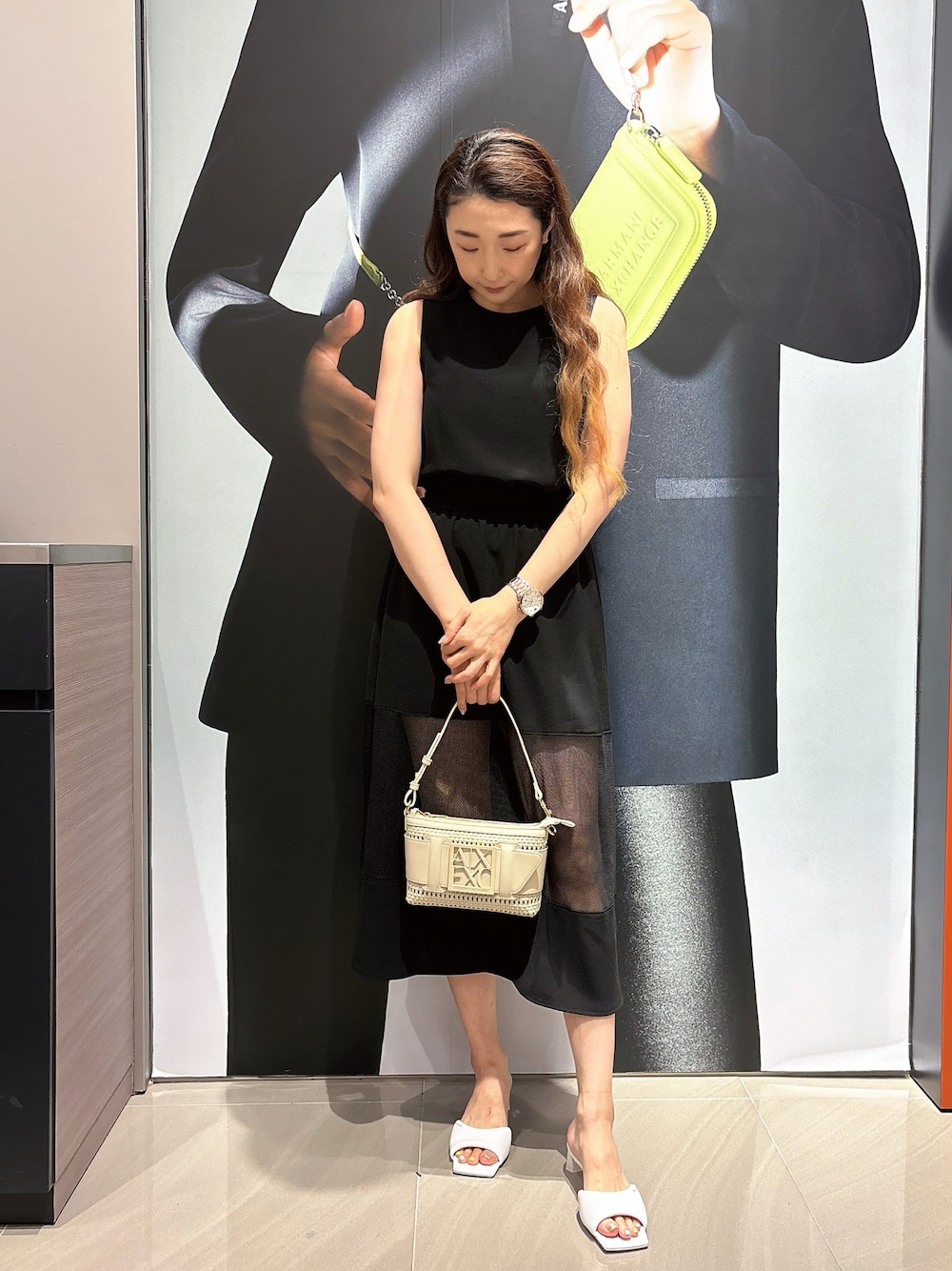 「AXchanger、AXchange、armaniexchange、ARMANIEXCHANGE、ARMANIworld、WelcomeARMANI、アルマーニエクスチェンジ、高身長女子、高身長コーデ、ワンピース、ミニバッグ、パンプス、休日スタイル、デートコーデ、おでかけコーデ」｜「ARMANI EXCHANGEの【A|X アルマーニ エクスチェンジ】AXロゴ　スクエアトゥミュールサンダル（EC限定カラー含）（サンダル、ホワイト系）」を使った、Iku.Yさん（レディース・168cm）の夏コーディネートの1枚目の写真