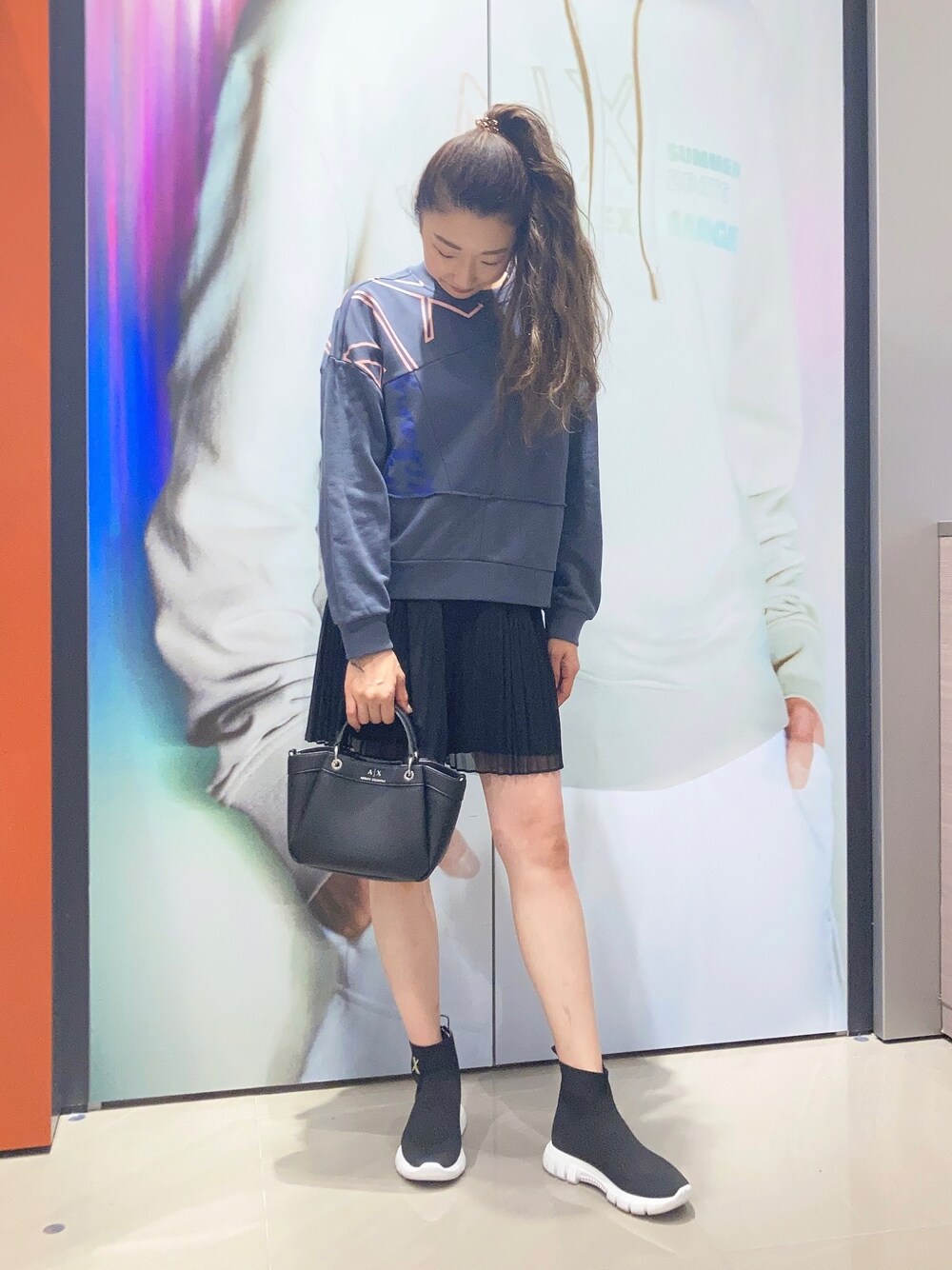 「AXchanger、AXchange、armaniexchange、ARMANIEXCHANGE、ARMANIworld、WelcomeARMANI、アルマーニエクスチェンジ、高身長女子、高身長コーデ、大人かわいい、カジュアルコーデ、お出かけコーデ、ショートパンツ、ロゴスウェット、ミニバッグ」｜「ARMANI EXCHANGEの【A|X アルマーニ エクスチェンジ】A|Xロゴ　ミニハンドバッグ（ハンドバッグ、ブラック系）」を使った、Iku.Yさん（レディース・168cm）の夏コーディネートの1枚目の写真