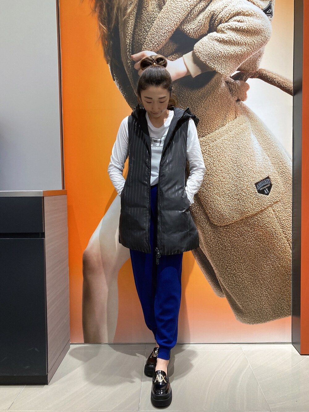 「AXchanger、AXchange、armaniexchange、ARMANIEXCHANGE、ARMANIworld、WelcomeARMANI、アルマーニエクスチェンジ、高身長女子、高身長コーデ、ベスト、休日コーデ、ラクチンコーデ、カジュアルコーデ、初秋コーデ、ニットコーデ」｜「ARMANI EXCHANGEの【A|X アルマーニ エクスチェンジ】ポイントロゴ　ニットジョガーパンツ（その他パンツ、ブルー系）」を使った、Iku.Yさん（レディース・168cm）の秋コーディネートの1枚目の写真