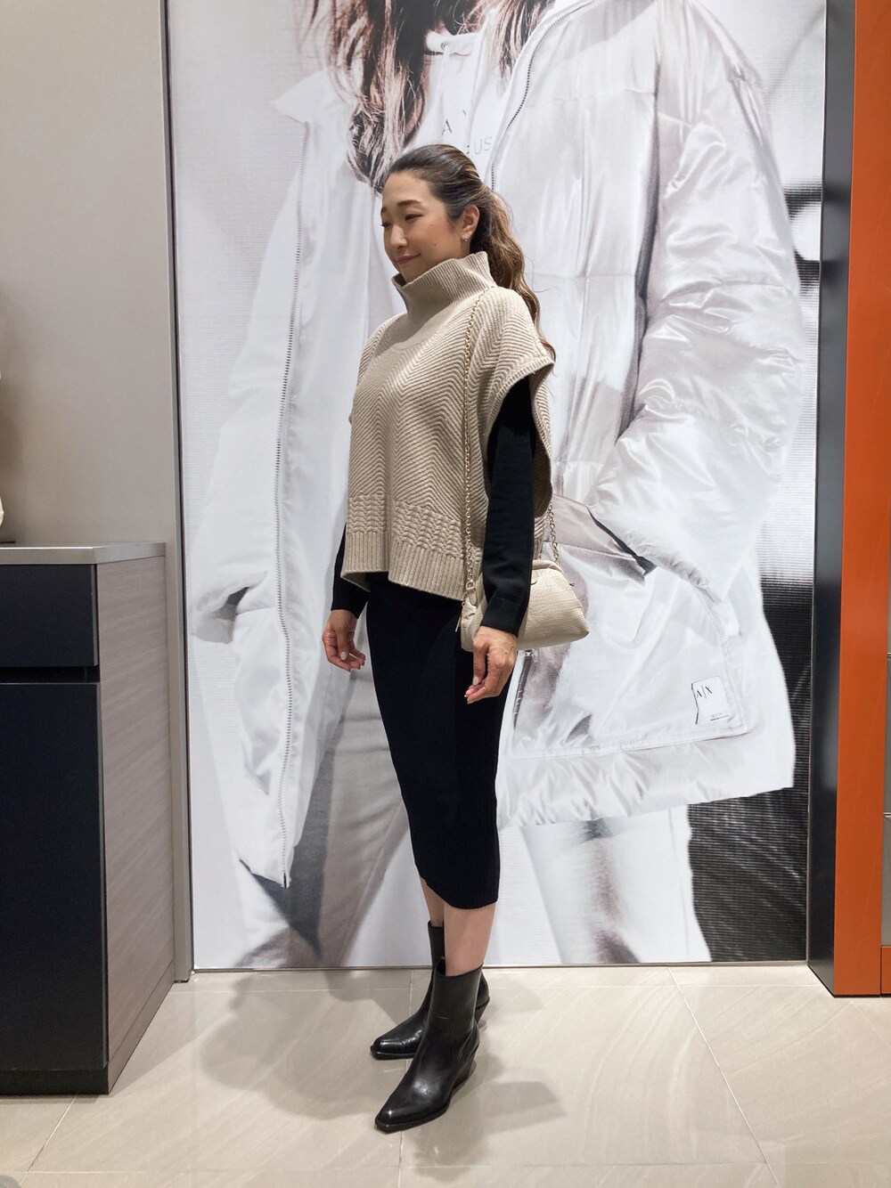 「AXchanger、AXchange、armaniexchange、Armani Exchange、アルマーニエクスチェンジ、高身長女子、高身長コーデ、秋のコーデ、オトナカジュアル、休日スタイル、秋色、スカートスタイル、ショートブーツ、ベージュ、ニットベスト」｜「ARMANI EXCHANGEの【A|X アルマーニ エクスチェンジ】ショートブーツ（ブーツ、ホワイト系）」を使った、Iku.Yさん（レディース・168cm）の秋コーディネートの1枚目の写真