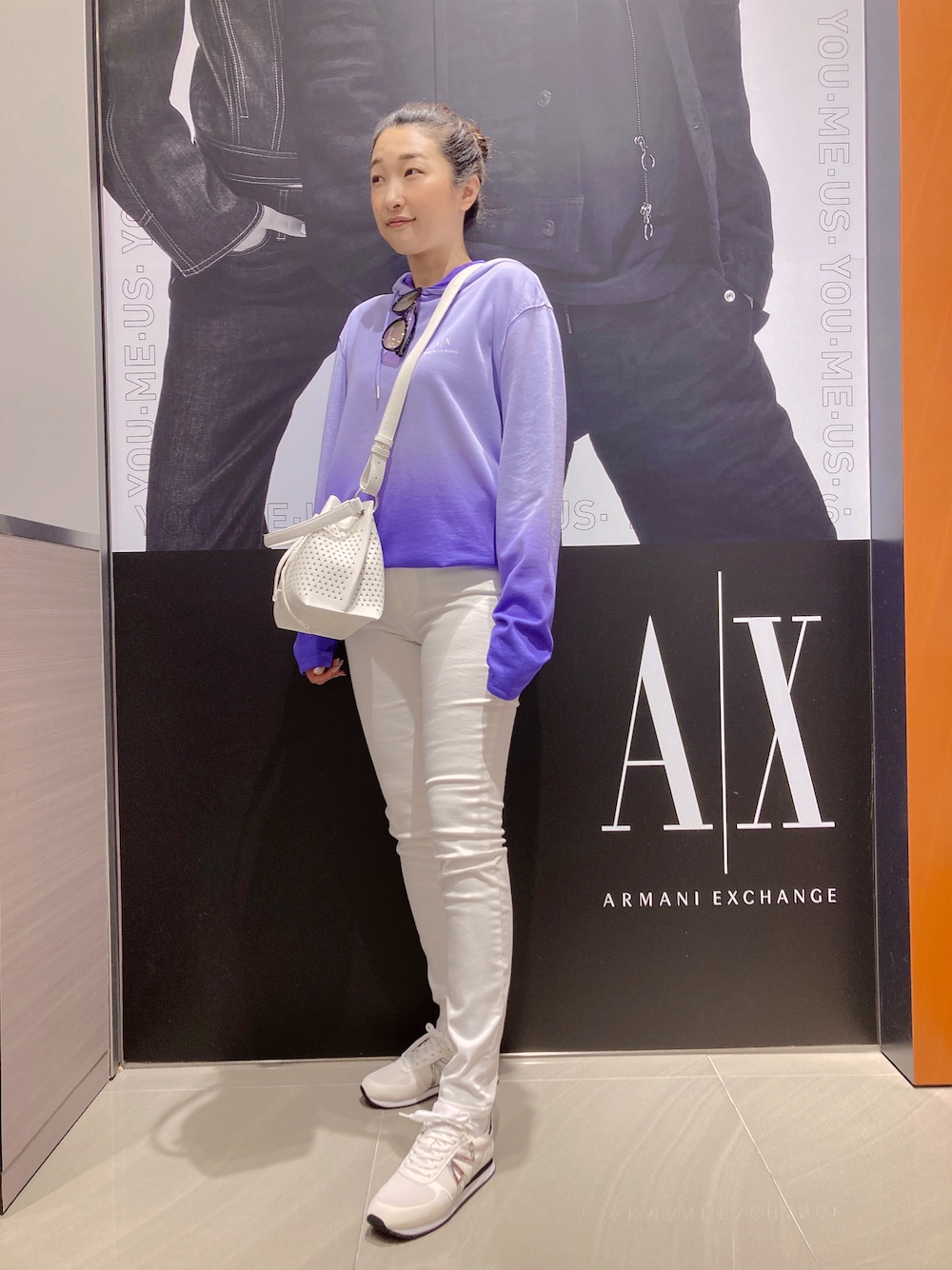 「AXchanger、AXchange、アルマーニエクスチェンジ、オトナカジュアル、カジュアル、ショルダーバッグ、summer、夏、スニーカー、ミニバッグ、高身長女子、高身長コーデ、海、メンズアイテム、ドライブ」｜「ARMANI EXCHANGEの【A|Xアルマーニ エクスチェンジ】スキニーホワイトデニムパンツ_J01（デニムパンツ、ホワイト系）」を使った、Iku.Yさん（レディース・168cm）の春コーディネートの1枚目の写真