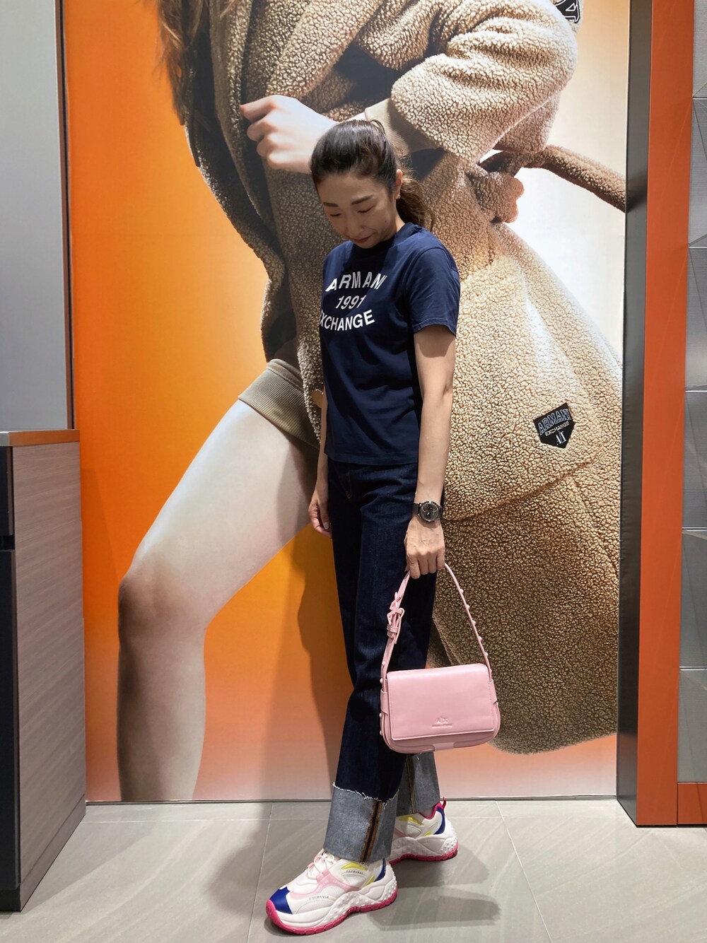 「AXchanger、AXchange、armaniexchange、ARMANIEXCHANGE、ARMANIworld、WelcomeARMANI、アルマーニエクスチェンジ、高身長女子、高身長コーデ、初秋コーデ、シンプルコーデ、Tシャツ、ピンク、ボリュームスニーカー、デニムパンツ」｜「ARMANI EXCHANGEの【A|X アルマーニ エクスチェンジ】A|Xロゴ　フラップミニハンドバッグ（ハンドバッグ、ピンク系）」を使った、Iku.Yさん（レディース・168cm）の秋コーディネートの1枚目の写真