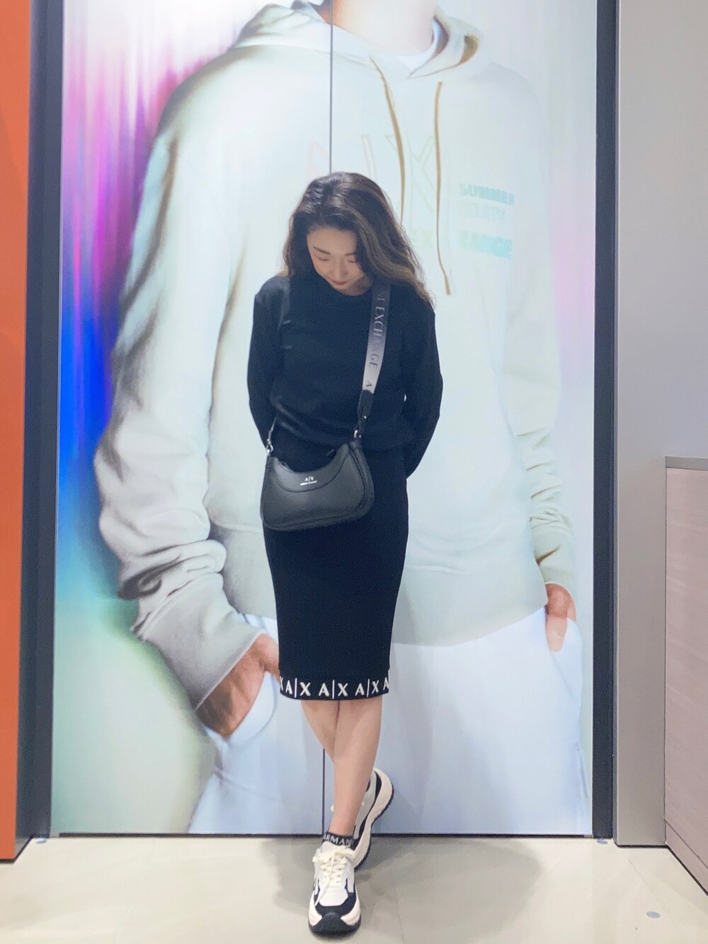 「AXchanger、AXchange、armaniexchange、ARMANIEXCHANGE、ARMANIworld、WelcomeARMANI、アルマーニエクスチェンジ、高身長女子、高身長コーデ、シンプルスタイル、キレイめカジュアル、お出かけコーデ、スニーカー、モノトーン、ワンピース」｜「ARMANI EXCHANGEの【A|X アルマーニ エクスチェンジ】WAVE　A|Xロゴ　ミニショルダーバッグ（ショルダーバッグ、ブラック系）」を使った、Iku.Yさん（レディース・168cm）の夏コーディネートの1枚目の写真