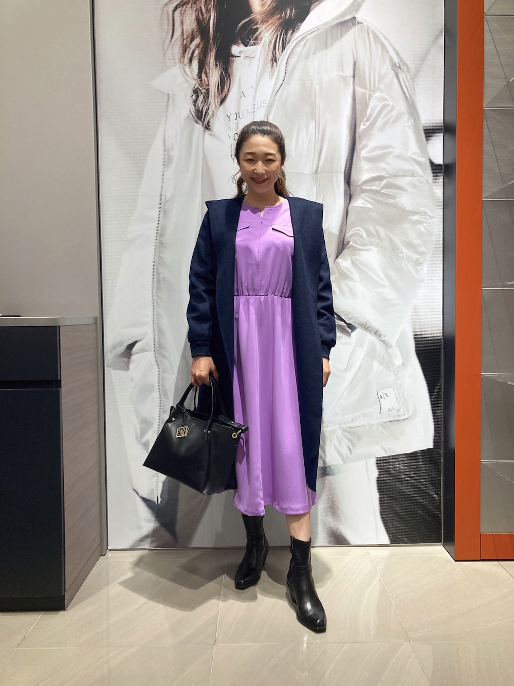 「AXchanger、AXchange、armaniexchange、ARMANIEXCHANGE、アルマーニエクスチェンジ、高身長女子、高身長コーデ、秋服、お出かけコーデ、オトナ女子、カラーコーデ、シャツワンピ、キレイめ、ワンピース、コーディガン」｜「ARMANI EXCHANGEの【A|X アルマーニ エクスチェンジ】ロゴ&ライン　フーディラップコート（チェスターコート、ブルー系）」を使った、Iku.Yさん（レディース・168cm）の秋コーディネートの1枚目の写真