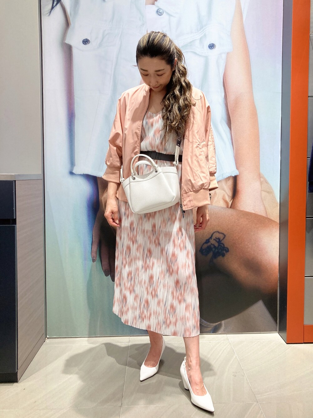 「AXchanger、AXchange、armaniexchange、ARMANIEXCHANGE、ARMANIworld、WelcomeARMANI、アルマーニエクスチェンジ、高身長女子、高身長コーデ、大人カジュアル、休日コーデ、大人かわいい、ワンピース、ボリューム袖、春カラー」｜「ARMANI EXCHANGEの【A|X アルマーニ エクスチェンジ】トライアングルヒール　パンプス（パンプス、ホワイト系）」を使った、Iku.Yさん（レディース・168cm）の冬コーディネートの1枚目の写真