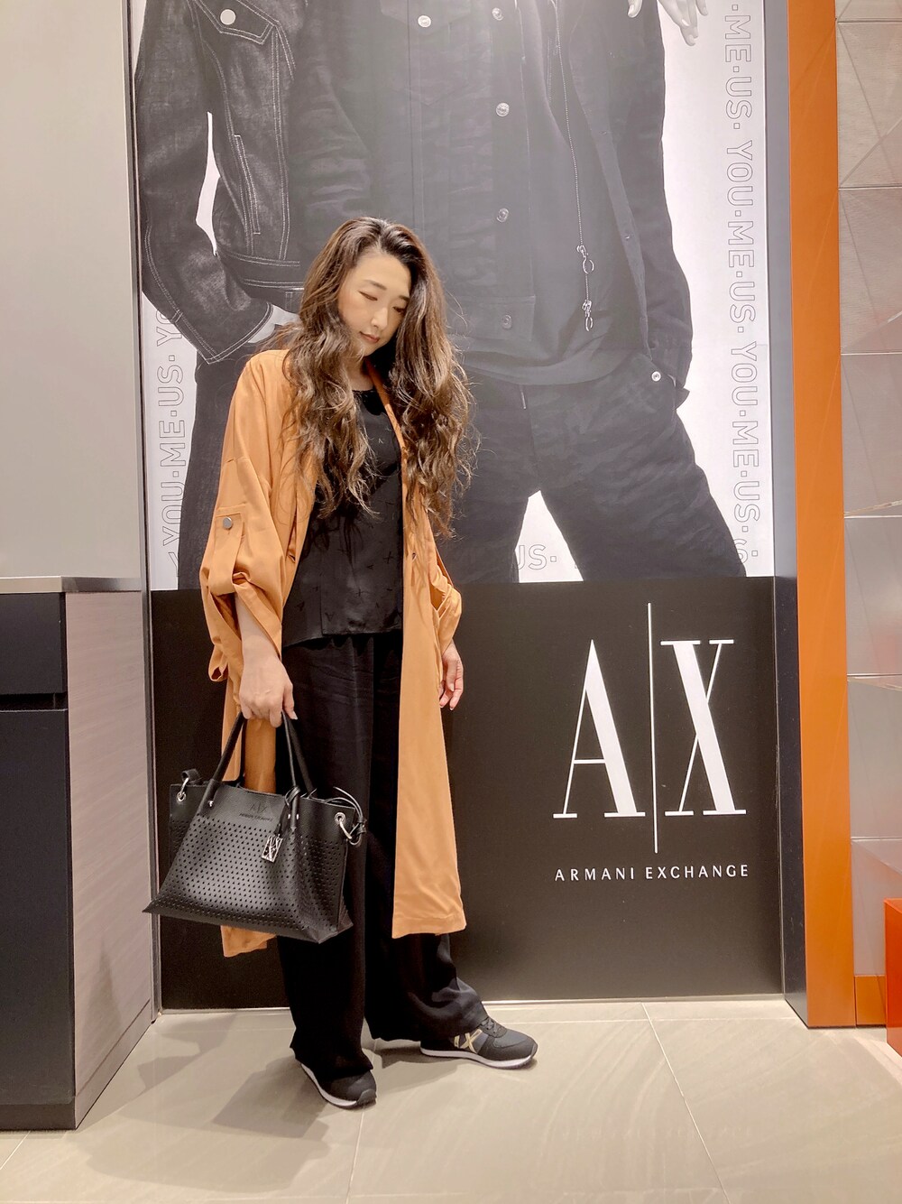 「AXchanger、AXchange、ARMANIEXCHANGE、アルマーニエクスチェンジ、キレイめ、高身長コーデ、PTA、お呼ばれスタイル、トートバッグ、トレンチコート、大人コーデ、差し色、ガウン、ワイドパンツ、高身長女子」｜「ARMANI EXCHANGEの【A|X アルマーニ エクスチェンジ】パンチングデザイン　ハンドバッグ（ハンドバッグ、ブラック系）」を使った、Iku.Yさん（レディース・168cm）の春コーディネートの1枚目の写真