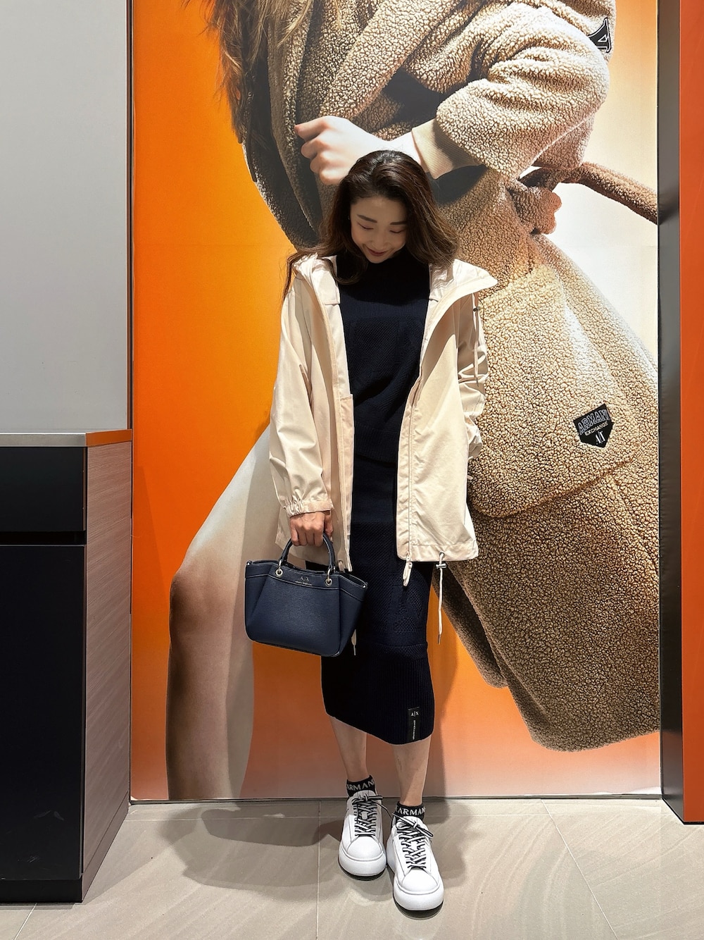 「AXchanger、AXchange、armaniexchange、ARMANIEXCHANGE、WelcomeARMANI、ARMANIworld、アルマーニエクスチェンジ、高身長女子、高身長コーデ、大人女子、休日スタイル、ピンク、セットアップ、マウンテンパーカー、ラクチンコーデ」｜「ARMANI EXCHANGEの【A|X アルマーニ エクスチェンジ】A|Xロゴ　ミニハンドバッグ（ハンドバッグ、ブルー系）」を使った、Iku.Yさん（レディース・168cm）の冬コーディネートの1枚目の写真