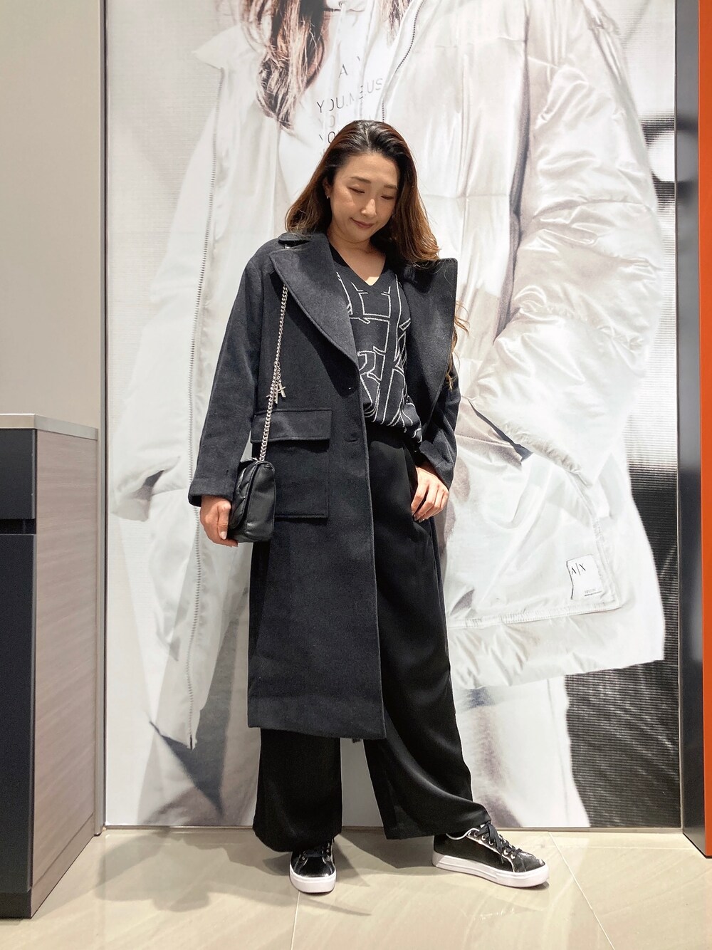 「AXchanger、AXchange、armaniexchange、ARMANIEXCHANGE、WelcomeARMANI、ARMANIworld、アルマーニエクスチェンジ、高身長女子、高身長コーデ、ニット、きれいめカジュアル、ビッグシルエット、ロングコート、ワントーンコーデ、お仕事コーデ」｜「ARMANI EXCHANGEの【A|X アルマーニ エクスチェンジ】サテンワイドパンツ（スラックス、ブラック系）」を使った、Iku.Yさん（レディース・168cm）の秋コーディネートの1枚目の写真