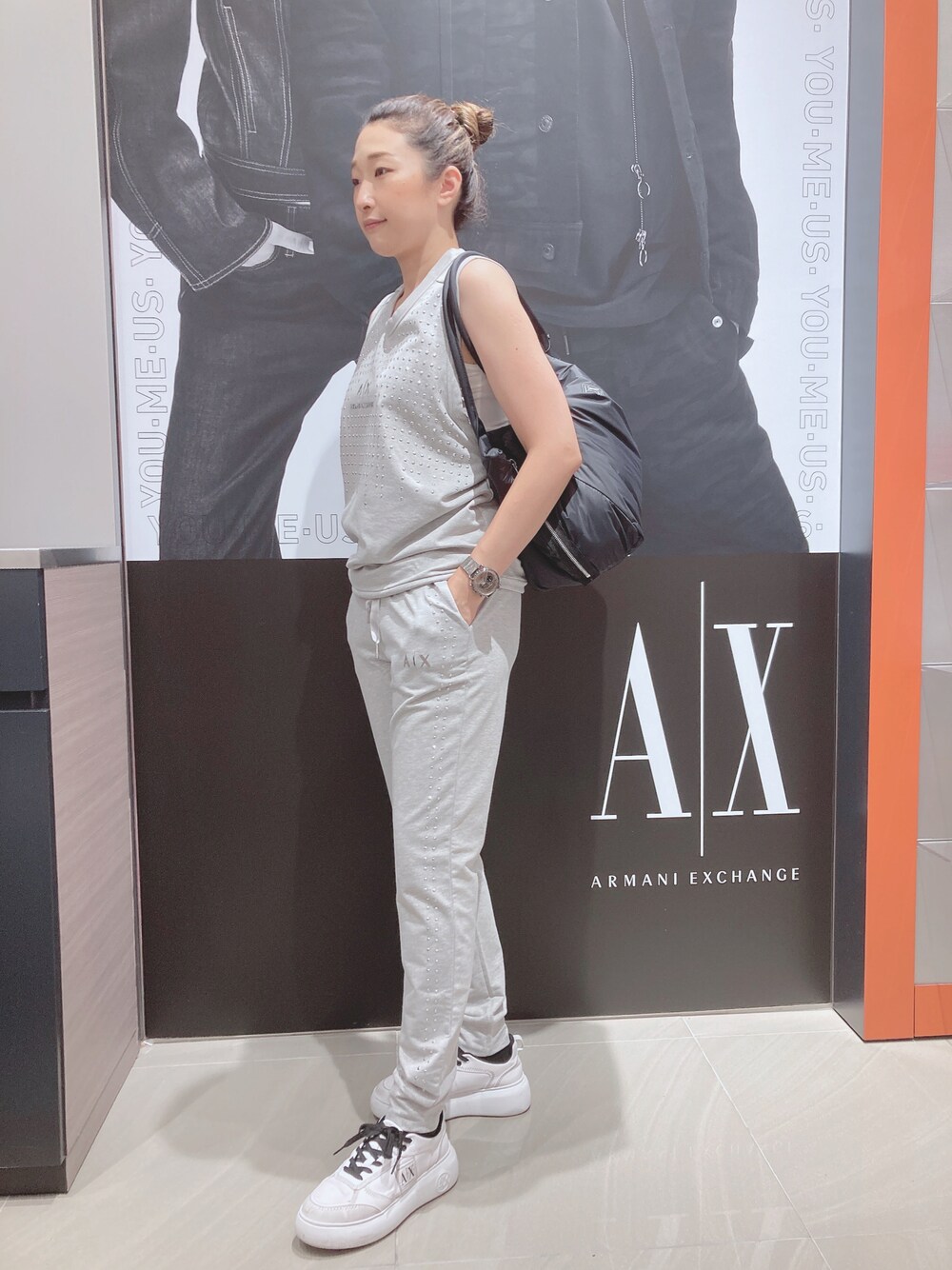 「AXchanger、AXchange、armaniexchange、アルマーニエクスチェンジ、カジュアル、夏、高身長女子、高身長コーデ、ワントーンコーデ、スウェットコーデ、スウェットパンツ、タンクトップ、グレーコーデ、スポーティ、セットアップ」｜「ARMANI EXCHANGEの【A|X アルマーニ エクスチェンジ】ボリュームソールA|Xロゴパッチ　レースアップスニーカー（スニーカー、ホワイト系）」を使った、Iku.Yさん（レディース・168cm）の夏コーディネートの1枚目の写真