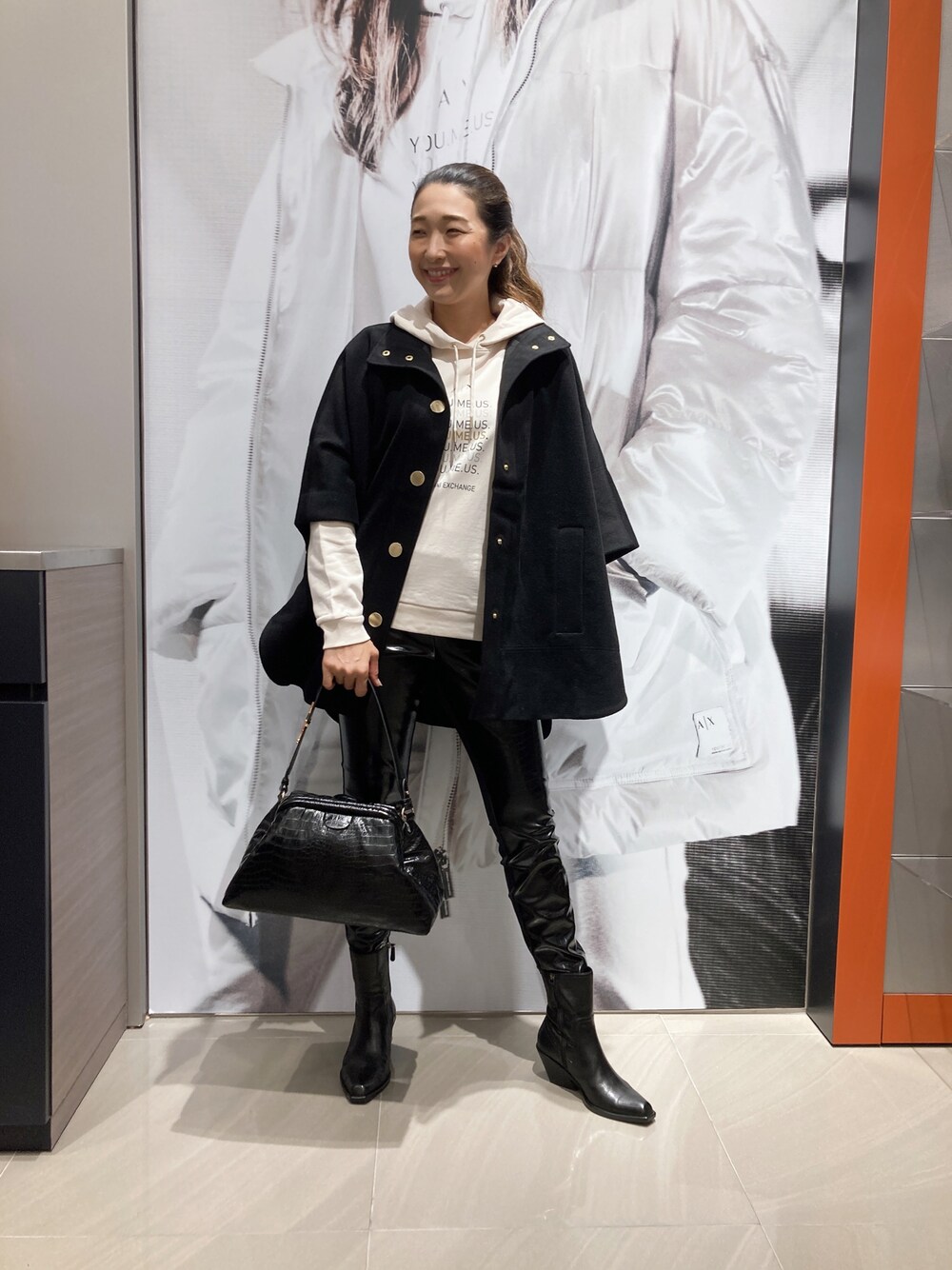 「AXchanger、AXchange、armaniexchange、Armani Exchange、アルマーニエクスチェンジ、休日スタイル、秋のコーデ、ラクチンコーデ、ブラック、モノトーンコーデ、パーカー、レギパン、ポンチョ、高身長女子、高身長コーデ」｜「ARMANI EXCHANGEの【A|X アルマーニ エクスチェンジ】ショートブーツ（ブーツ、ホワイト系）」を使った、Iku.Yさん（レディース・168cm）の秋コーディネートの1枚目の写真