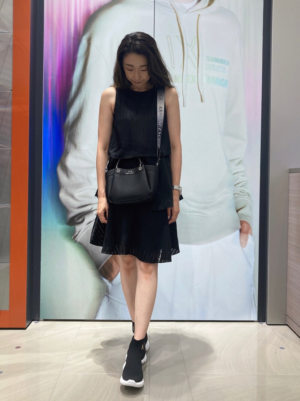 「AXchanger、AXchange、armaniexchange、ARMANIEXCHANGE、ARMANIworld、WelcomeARMANI、アルマーニエクスチェンジ、高身長女子、高身長コーデ、ブラック、モノトーンコーデ、ワンピース、ソックススニーカー、ショルダーバッグ、大人カジュアル」｜「ARMANI EXCHANGEの【A|X アルマーニ エクスチェンジ】A|Xロゴ　ミニハンドバッグ（ハンドバッグ、ブラック系）」を使った、Iku.Yさん（レディース・168cm）の夏コーディネートの1枚目の写真