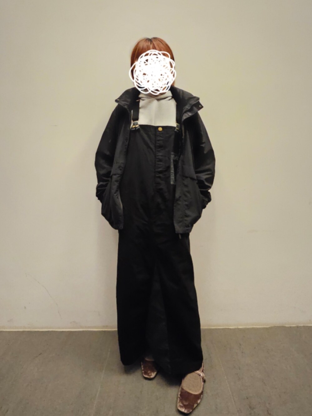 「niko and...のアイテム（ジャンパースカート、ブラック系）」を使った、Hiyoko🐤さん（骨格ナチュラル・レディース・161cm）の冬コーディネートの1枚目の写真