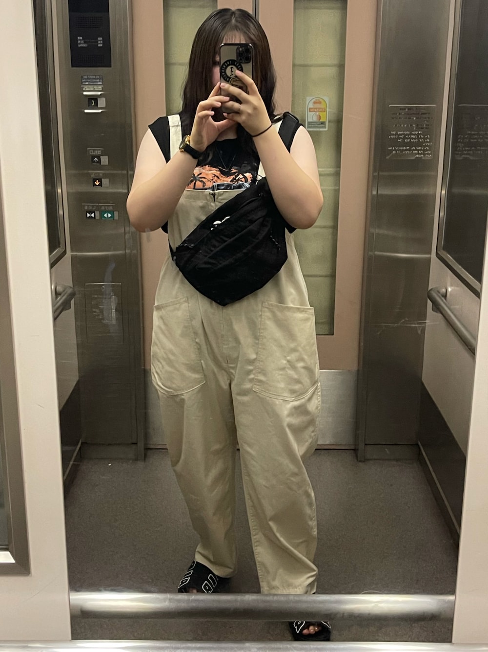 「JEANS MATEのアイテム（サロペット/オーバーオール、ベージュ系）」を使った、miyuuさん（レディース・164cm）の秋コーディネートの1枚目の写真