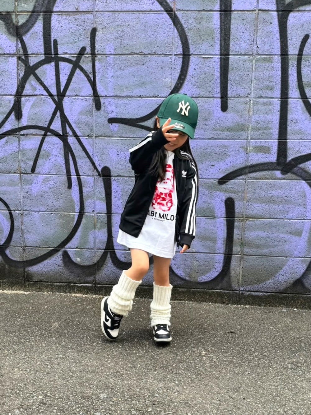 「ストリート、ギャルコーデ、カジュアルコーデ、アディダス、アディダスジャージ、グリーン」｜「adidasのアディカラー SST トラックスーツ（ジャージ上下セットアップ）/ アディダスオリジナルス adidas Originals（キッズ/子供用）（ジャージ、ブラック系）」を使った、tentenさん（キッズ・100cm）の春コーディネートの1枚目の写真