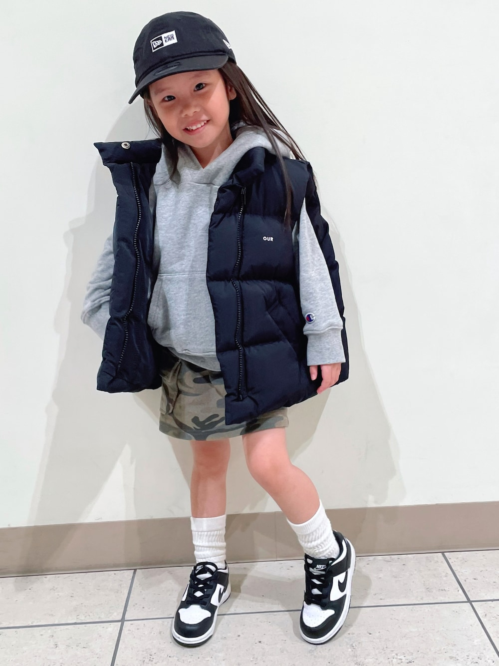 「キッズファッション、女の子コーデ、スニーカー、ダウンベスト」｜「NEW ERAのニューエラ キッズ キャップ ボックスロゴ（キャップ、ブラック系）」を使った、tentenさん（キッズ・90cm）の冬コーディネートの1枚目の写真
