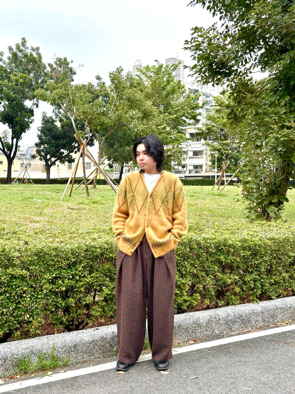 ブラウン系のパンツ、イエロー系のトップスを着用したメンズの秋コーディネートの1枚目の写真