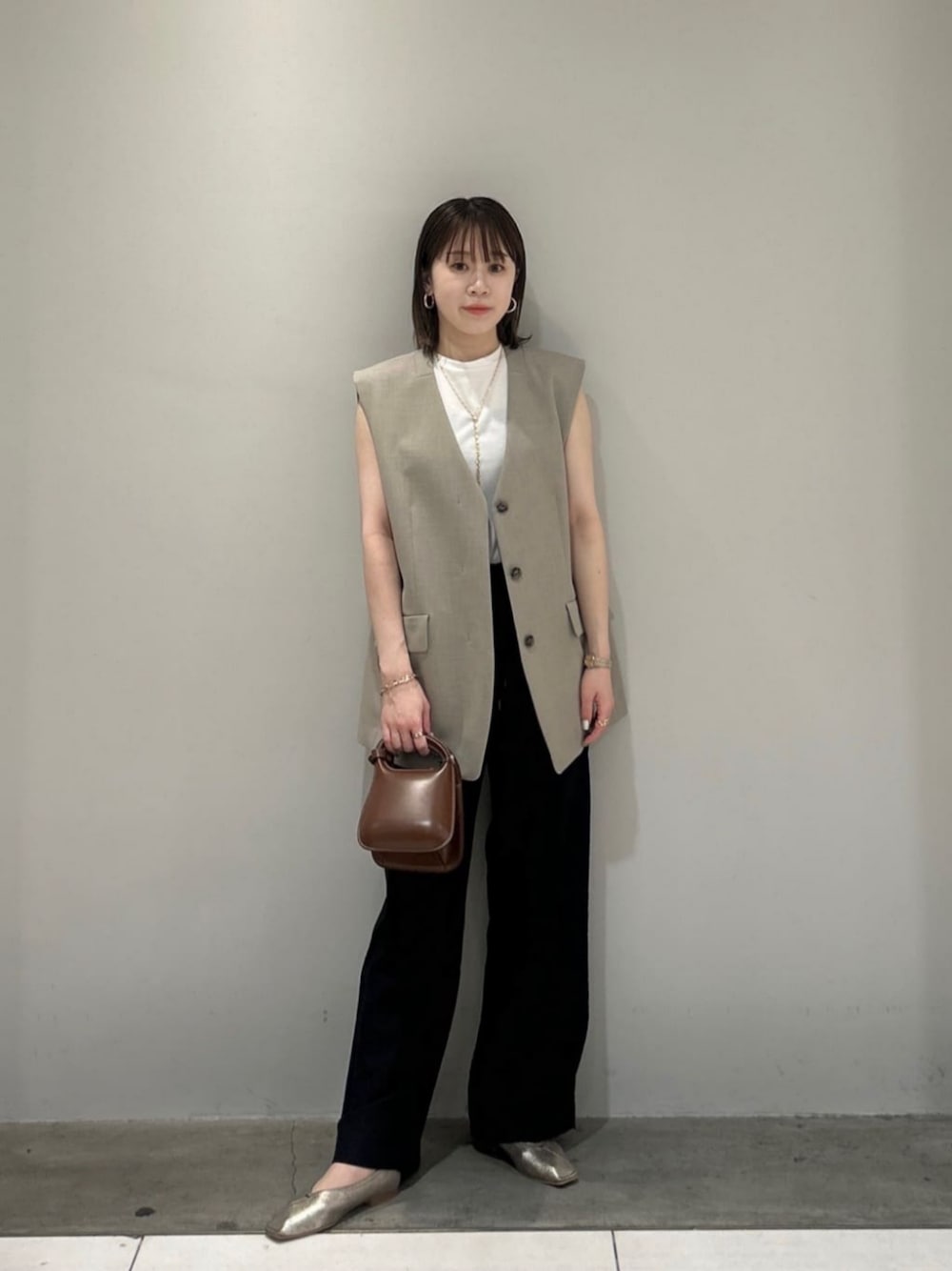 ホワイト系のTシャツ/カットソー、ベージュ系のベスト、ブルー系のその他パンツを着用したレディースの夏コーディネートの1枚目の写真