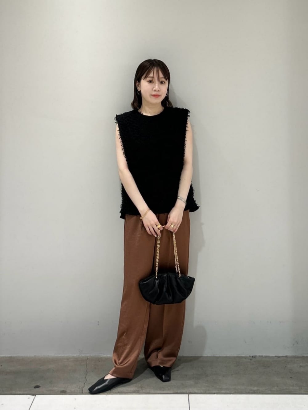 ブラック系のタンクトップ、ブラック系のシャツ/ブラウス、ブラウン系のその他パンツを着用したレディースの夏コーディネートの1枚目の写真