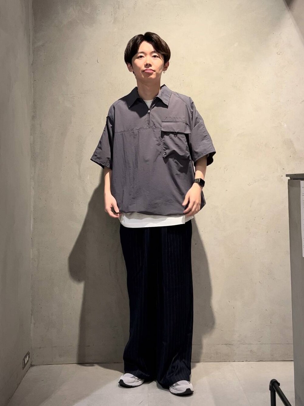ブルー系のスラックス、ホワイト系のTシャツ/カットソー、グレー系のシャツ/ブラウスを着用したメンズの夏コーディネートの1枚目の写真