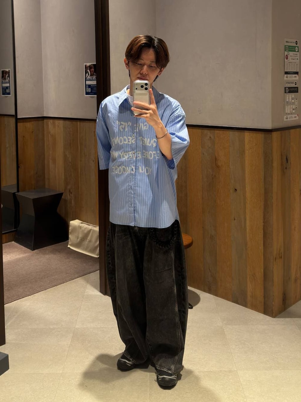ブルー系のシャツ/ブラウス、グレー系のデニムパンツ、ホワイト系のTシャツ/カットソーを着用したメンズの夏コーディネートの1枚目の写真