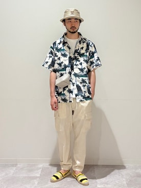 「シップス」｜「アイテム（カーゴパンツ）」を使った、室川さん（メンズ・178cm）の春コーディネート