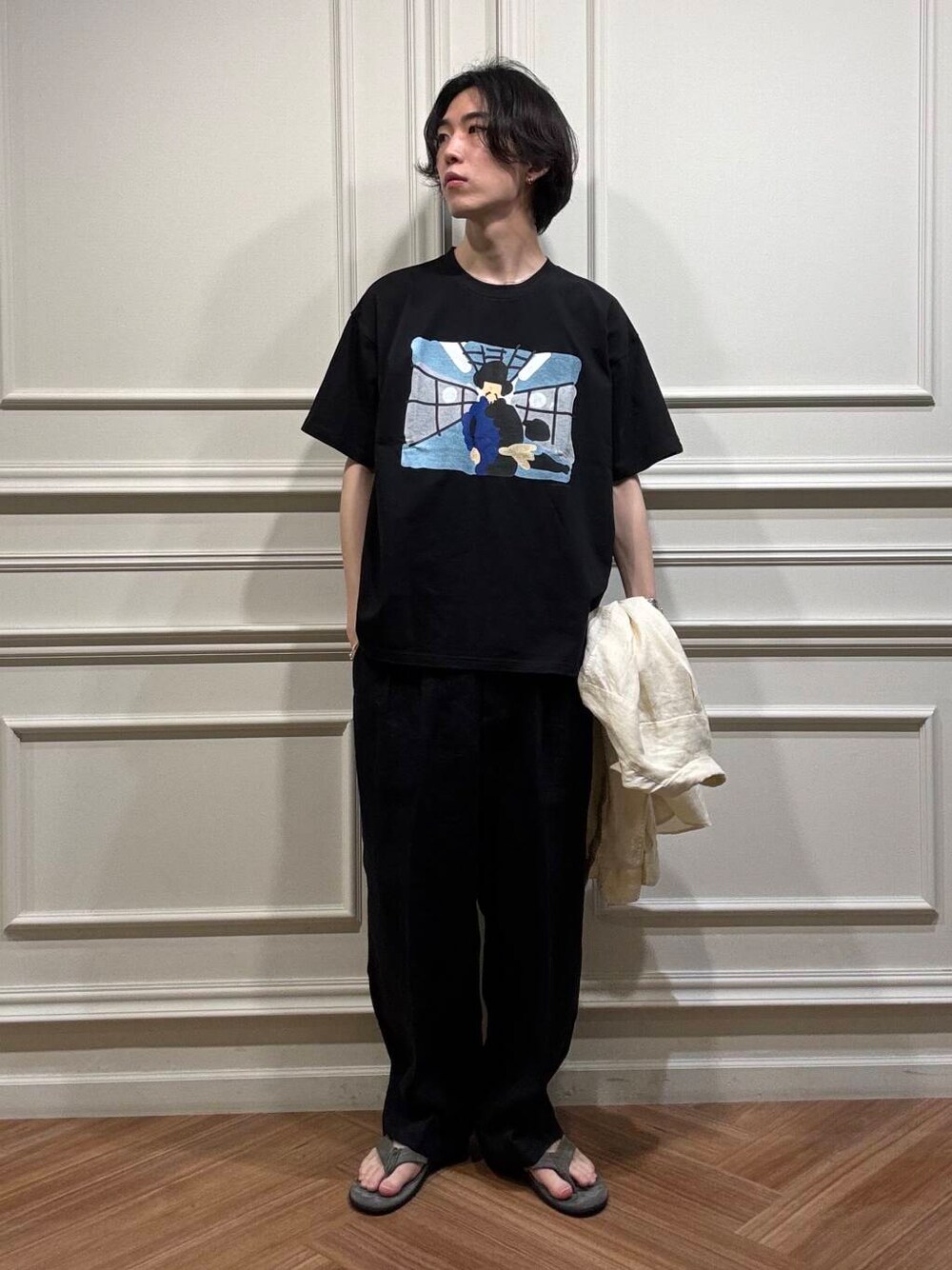 ブルー系のその他パンツ、ホワイト系のシャツ/ブラウス、グレー系のサンダルを着用したメンズの夏コーディネートの1枚目の写真