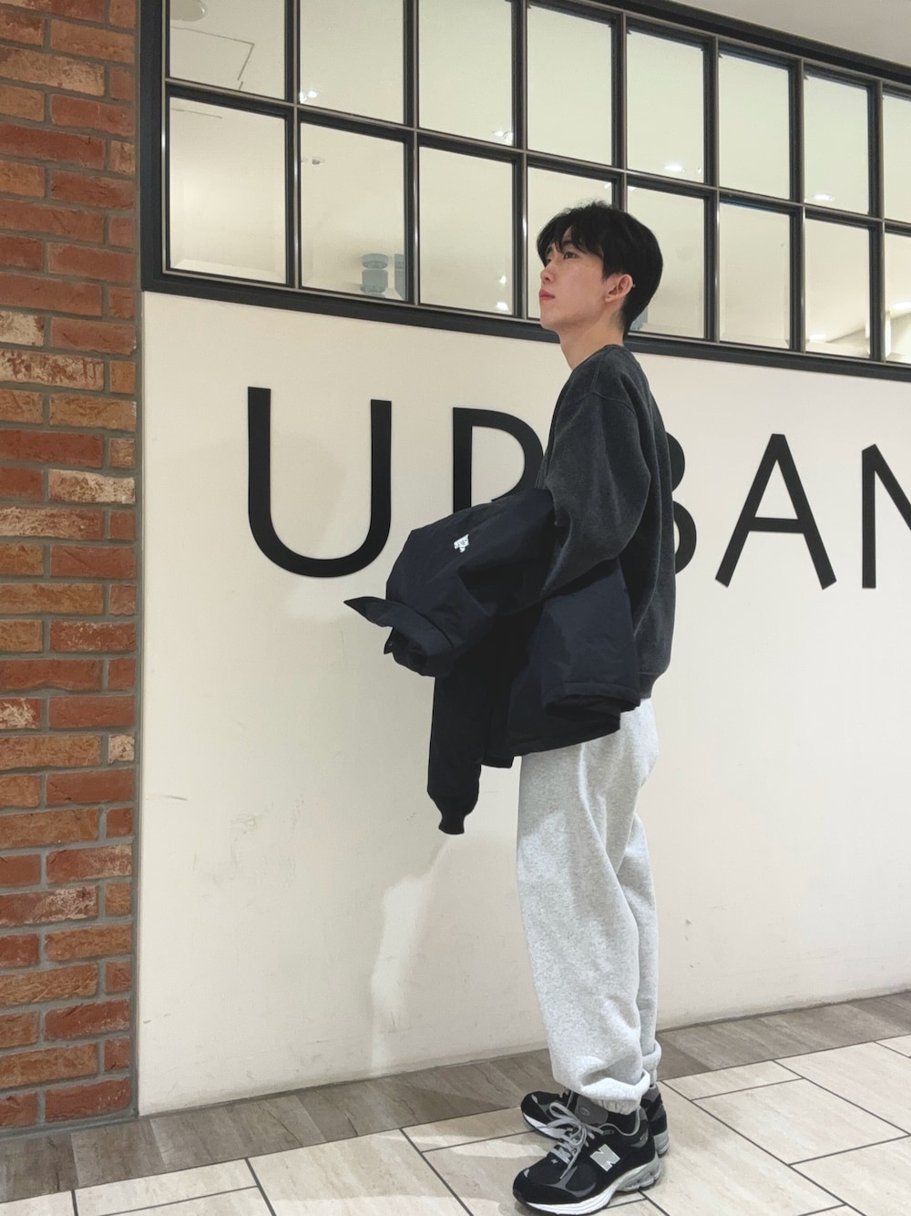 「モノトーン、休日スタイル、スウェット、冬コーデ、お出かけコーデ、秋冬コーデ、ストリートMIX、URBAN RESEARCH、アーバンリサーチ、ノースフェイス、New Balance、コーチジャケット、ゆるコーデ、ラフ、きれいめカジュアル」｜「URBAN RESEARCHのWフェイスクルーネックニット（ニット/セーター、グレー系）」を使った、うちだりょうさん（メンズ・178cm）の秋コーディネートの1枚目の写真