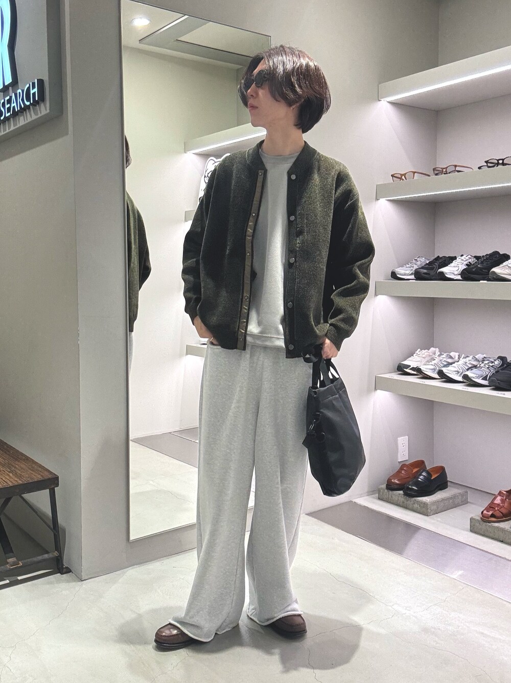 グレー系のTシャツ/カットソー、グレー系のスウェットパンツ、グリーン系のカーディガン/ボレロを着用したメンズの秋コーディネートの1枚目の写真
