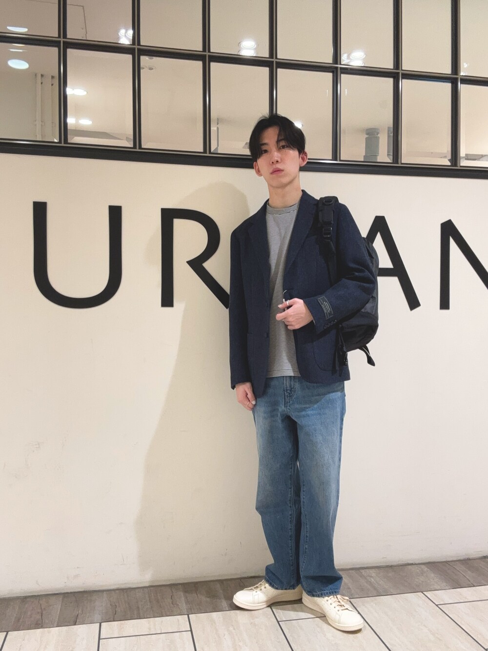 「お出かけコーデ、休日コーデ、大人カジュアル、シンプルスタイル、デニム、ジャケット、アーバンリサーチ、URBAN RESEARCH、韓国ファッション、ネイビー、ブルー、adidas、スニーカー、オトナカジュアル、リュック」｜「adidasの『25.5-29サイズ』adidas　Exclusive STAN SMITH LUX（スニーカー、ホワイト系）」を使った、うちだりょうさん（骨格ナチュラル・メンズ・178cm）の冬コーディネートの1枚目の写真