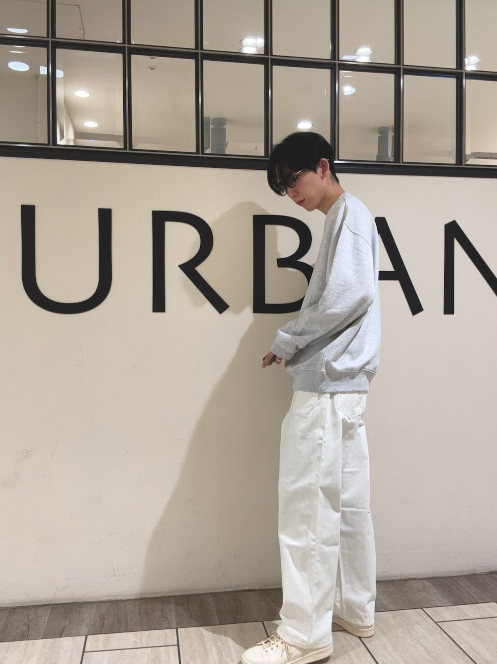 「大人コーデ、休日コーデ、スウェット、スニーカー、デニム、アーバンリサーチ、URBAN RESEARCH、めがね、韓国ファッション、シンプルコーデ、ワントーンコーデ、淡色コーデ、白スニーカー、グレー、ホワイト」｜「KANEKO OPTICALの『別注』KANEKO OPTICAL×URBAN RESEARCH　URA-2（メガネ、ブラウン系）」を使った、うちだりょうさん（骨格ナチュラル・メンズ・178cm）の冬コーディネートの1枚目の写真