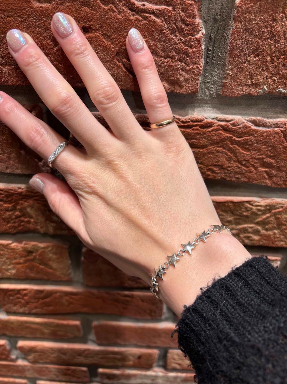 シルバー系のブレスレットを着用したメンズの冬コーディネートの1枚目の写真