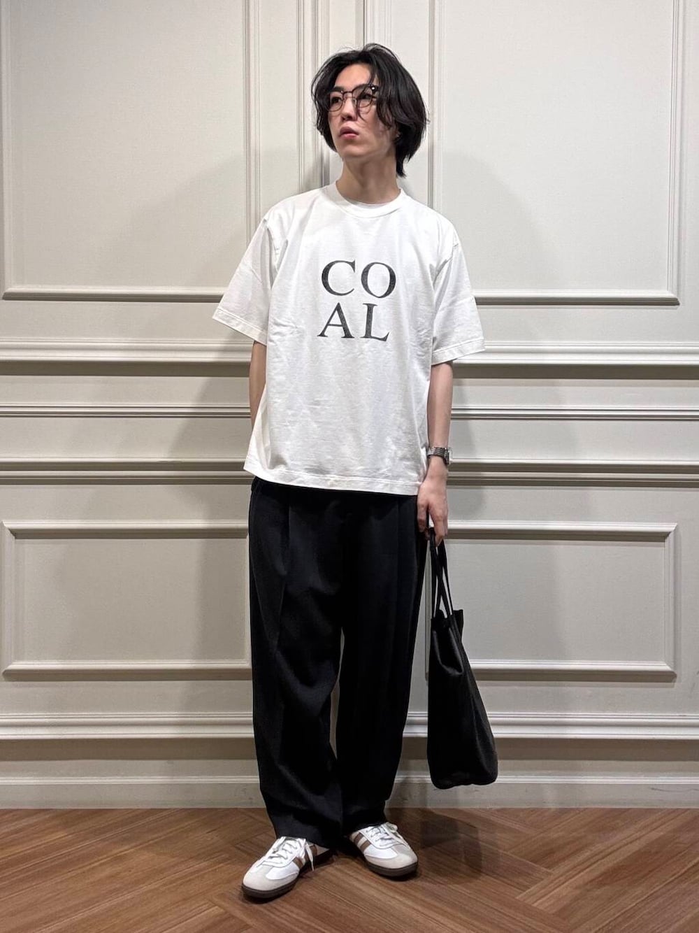 グレー系のその他パンツ、ホワイト系のスニーカーを着用したメンズの夏コーディネートの1枚目の写真