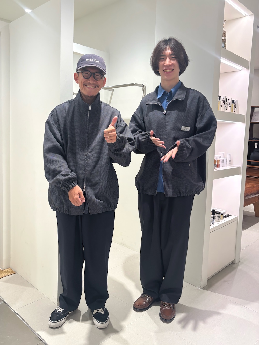 「ストリート、モノトーン、ビッグシルエット、ジャケット、季節の変わり目羽織コーデ、お出かけコーデ、メンズファッション、リラックススタイル、ゆるコーデ、大人コーデ、秋っぽコーデ更新中、ワイドパンツ、ブルゾン、URBAN RESEARCH、オトナカジュアル」｜「URBAN RESEARCHのDad TWEED BLOUSON（ブルゾン、ブルー系）」を使った、うちだりょうさん（骨格ナチュラル・メンズ・178cm）の秋コーディネートの1枚目の写真
