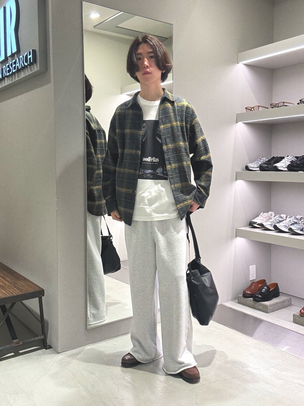 ブラウン系のシャツ/ブラウス、ホワイト系のTシャツ/カットソー、グレー系のスウェットパンツを着用したメンズの秋コーディネートの1枚目の写真