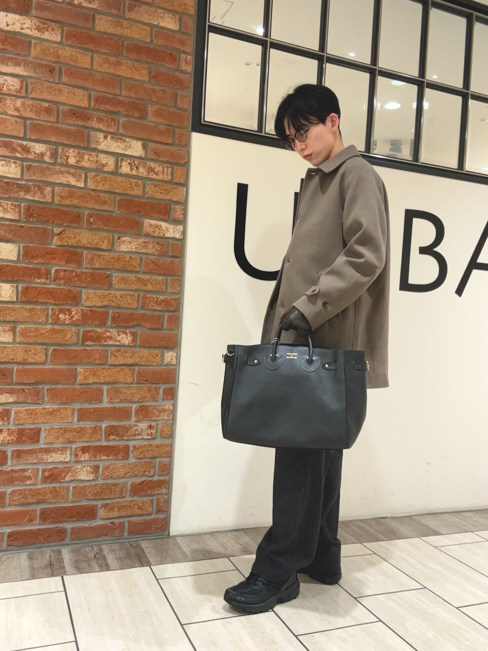 「スラックス、大人コーデ、デートコーデ、ニットコーデ、冬コーデ、大人カジュアル、スニーカー、休日コーデ、秋冬コーデ、冬アウター、韓国ファッション、URBAN RESEARCH、アーバンリサーチ、ステンカラーコート、メガネ男子」｜「SALOMONのSALOMON　SALOMON ACS PRO GTX（スニーカー、ブラック系）」を使った、うちだりょうさん（メンズ・178cm）の秋コーディネートの1枚目の写真